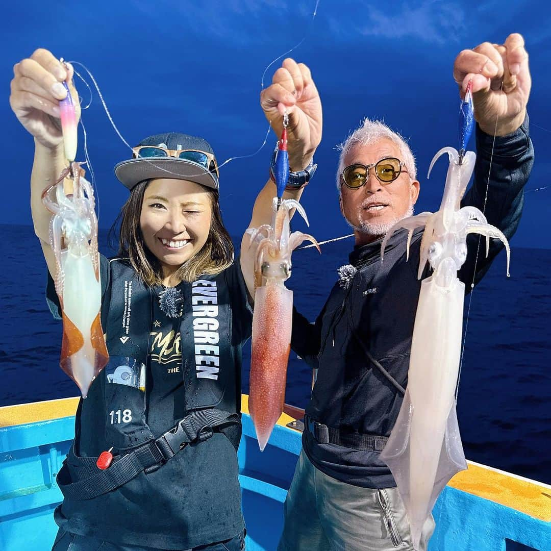 渕上万莉 のインスタグラム：「BABABABA爆釣fishing‼️  今シーズン初のイカ釣りは 島根県の#海峡 さんで🛥🌴  重見さんと行ってきました🎥🌙 風も強く釣果はあまり安定してないという事だったけど、港から約10分の近場ポイントで🛥🌊  まさかの爆釣でした😍🔥🔥  #イカメタル #オモリグ #単体 と色々な釣り方で 次々と大剣サイズを釣っていく重見さん😳😳  この日のTOPは70杯オーバーと数も釣れてたんだけど、その中で 『サイズを選んで釣る』というのは圧倒的に重見さんは飛び抜けていたと思います✨  私は隣で見様見真似で頑張ったけど…。  サイズ狙いしたい方は 是非この技を盗んで欲しい🥹✨  これからのイカ釣りシーズンに必ず役立つと思うので是非チェックしてね❣️  テレビは📺 2023.7.12  サンテレビ 22:30〜  1週間後に @babababa.fishing  公式YouTubeでもUPされます📱✨  #babababa爆釣fishing  #イカメタル #オモリグ #イカ釣り #夜焚き #ケンサキイカ #シロイカ #夜釣り  #日本海イカメタル  #重見典宏 さん #フッチー #渕上万莉」