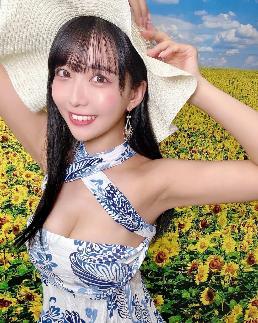 天羽希純のインスタグラム：「ひまわりの種どこにたくわえてると思う？  本日21:00こちらの衣装含んだ #夏の宿題チェキ 発売開始します！🌞🌴🌺✨  数量限定なので時間ピッタリ待機してほしいです🙇🏻‍♀️  【あなたのお名前・落書きデコ・サイン】  年に数回の特別なデコチェキ💜  ぜひお迎えして欲しいです！  特典も豪華💕  #水着 #ビキニ #グラビア #gravure #bikini #プール #海 #巨乳 #フェチ #泳装 #おしり #くびれ #太もも #Japanesegirl #cosplay #cosplayer #コスプレ #swimwear #lingerie #內衣 #selfie #수영복」