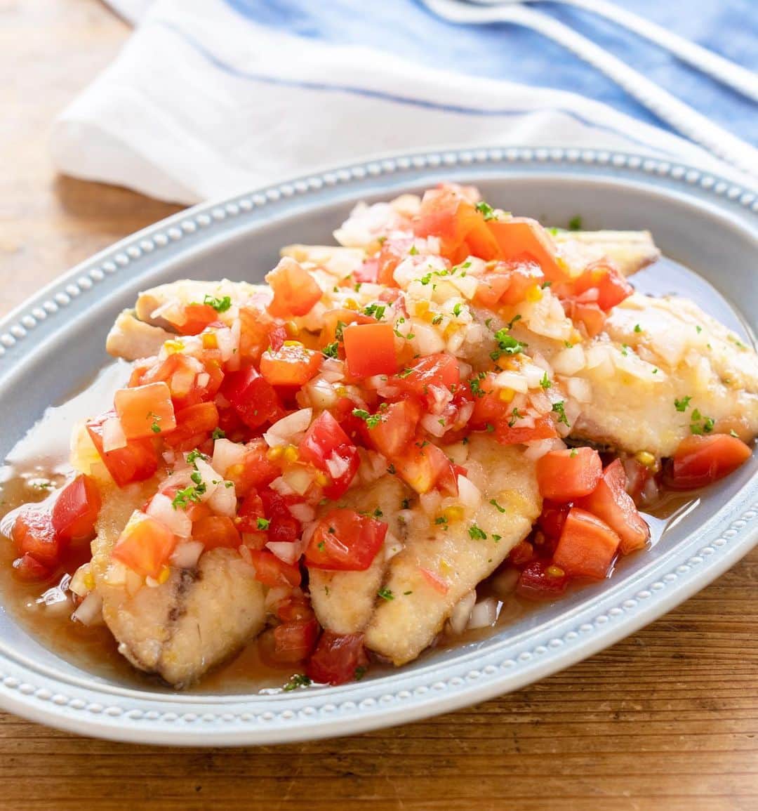 ぐっち夫婦さんのインスタグラム写真 - (ぐっち夫婦Instagram)「さっぱりお魚レシピ🐟 今日は「アジのオニオントマトソースがけ」  🙋‍♀️さっぱりおいしい☺️ 🙋‍♂️漬けておいてもうまいね😄  今日はお魚。 アジに粉を振ってさっと揚げ焼きしたら、トマトと玉ねぎのさっぱりしたソースを合わせて＾＾  マリネにして漬けて 冷やしておいても美味しいです！ 夏にぴったりのお魚レシピ。 よかったら作ってみてね〜⭐︎  ☻☻ⒽⒺⓁⓁⓄ☻☻  「アジのオニオントマトソースがけ」 🥞分量：2人分 ⏰調理時間：20分 ⭐️難易度：★☆☆  アジの3枚おろし　4尾 トマト　1個 玉ねぎ　1/2個 パセリ　適量 塩・こしょう　各少々 薄力粉　適量 オリーブオイル　大さじ2  【A】 ラカントS（顆粒）　小さじ1 酢　大さじ3 しょうゆ　小さじ1 塩・こしょう　各少々  🐣下準備🐣 アジはキッチンペーパーで水気を取り、塩・こしょうを振って薄力粉をまぶす。トマトはヘタを取り除き、粗みじん切りに、玉ねぎはみじん切りにする。パセリは刻む。  🙋‍♂️焼く🙋‍♀️ フライパンにオリーブオイルをひいて中火で熱し、アジを入れ、両面を焼き色がつくまで焼く。  🙋‍♂️ソースを作る🙋‍♀️ ボウルに【A】を入れて混ぜ合わせる。トマト、玉ねぎを入れてさっと和える。  🙋‍♂️盛り付ける🙋‍♀️ 皿にアジを盛り、トマトソースをかけ、刻んだパセリをふる。  ***  🍳レシピ概要 下味をつけて粉をまぶしてこんがり焼いたアジに、 トマトと玉ねぎに酢やしょうゆを合わせた トマトソースをかけて刻んだパセリをのせました！  サラヤさんのカロリーゼロ、糖類ゼロの自然派甘味料、 ラカントS（顆粒）を使用しました！ @lakanto_official  ***  夏につくりたい、さっぱりと食べられる アジのオニオントマトソースがけ＾＾ ラカントS（顆粒）を使うから、 ヘルシーに仕上がる！ ダイエット中の方もぜひつくってみてね♪ 見た目も鮮やかで食卓が華やぐ😋  ***  ぐっち夫婦の今日なにたべよう？🙋‍♂️🍽🙋‍♀️  ***  🐣お知らせ🐣  📘✨好評発売中！ 「いろいろつくってきたけど、やっぱりこの味」  🎦 YouTube 【ぐっち夫婦のふたりごはん】でも レシピ配信しています〜！ 遊びにきてね🙋‍♂️🙋‍♀️ @gucci_fuufu  💬 LINEでレシピ検索できます！ @gucci_fuufu にて  ☻☻ⒽⒺⓁⓁⓄ☻☻  #japanesefood #japanesefoods #レシピ #料理記録 #手作り料理 #簡単レシピ #ふたりごはん #手料理 #今日のごはん #ぐっち夫婦 #料理好きな人と繋がりたい  #サラヤ #SARAYA #ラカント #ラカントS #アジ #魚 #玉ねぎ #トマト #pr」7月12日 19時25分 - gucci_fuufu