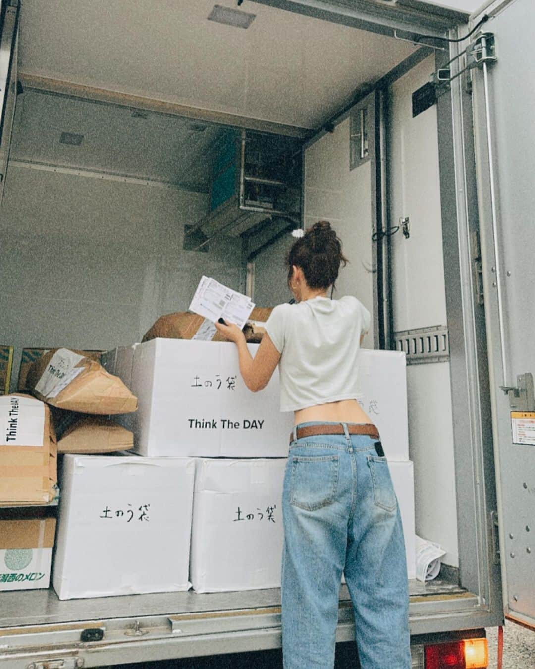 紗栄子さんのインスタグラム写真 - (紗栄子Instagram)「九州北部大雨を受けて、本日 @_thinktheday ではももち浜クリニックの吉田先生と連携して、水やスコップ、体拭きシートや土嚢袋などの物資を送らせていただきました。  吉田先生は災害時に迅速なボランティア活動だけではなく、医師として被災者の方々に寄り添う活動を長年続けており、私が支援活動を始めた頃に現場にて全てのノウハウを教えてくださった私の恩師です。 @cool_nob   熊本地震や6年前の九州北部豪雨の際も、吉田先生の元でボランティア活動をさせていただきました。  すぐに現地に伺うことのできない私たちの代わりに、吉田先生率いるももち浜クリニックとボランティアチーム「九州魂」の皆様が、支援物資を必要としている被災地に物資を届けてくださることになりました。  復旧、復興活動に少しでもお役に立てるよう、団体の垣根を超えて動いていけたらと思っております。  一日も早いご再建を心よりお祈り申し上げます。」7月12日 19時27分 - saekoofficial