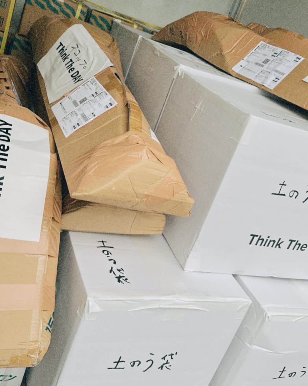 紗栄子さんのインスタグラム写真 - (紗栄子Instagram)「九州北部大雨を受けて、本日 @_thinktheday ではももち浜クリニックの吉田先生と連携して、水やスコップ、体拭きシートや土嚢袋などの物資を送らせていただきました。  吉田先生は災害時に迅速なボランティア活動だけではなく、医師として被災者の方々に寄り添う活動を長年続けており、私が支援活動を始めた頃に現場にて全てのノウハウを教えてくださった私の恩師です。 @cool_nob   熊本地震や6年前の九州北部豪雨の際も、吉田先生の元でボランティア活動をさせていただきました。  すぐに現地に伺うことのできない私たちの代わりに、吉田先生率いるももち浜クリニックとボランティアチーム「九州魂」の皆様が、支援物資を必要としている被災地に物資を届けてくださることになりました。  復旧、復興活動に少しでもお役に立てるよう、団体の垣根を超えて動いていけたらと思っております。  一日も早いご再建を心よりお祈り申し上げます。」7月12日 19時27分 - saekoofficial