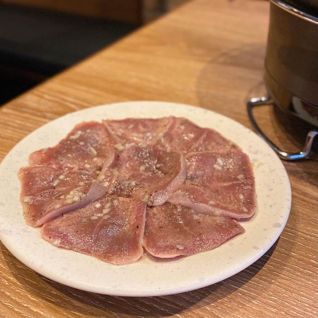 大谷朋子さんのインスタグラム写真 - (大谷朋子Instagram)「♡ * 炭火焼肉ホルモンうしごろ中目黒へ♪ * 焼肉うしごろが目利きした、 鮮度のいい上質なホルモンをリーズナブルな価格で いただけるお店！ * 6種類のホルモンが食べられる 名物の「ホルモン盛り合わせ」は、 ホルモン初心者の方でも焼き方がきちんと書かれているので、美味しい焼き加減で食べられます！ 部位によって食感も味も色々で美味しい♡ * 焼肉屋さんでホルモンは1〜2種類くらいしか頼んだことなかったけど、これからは色んなホルモンたのんでみようと思った♪ * あと、感動だったのが、 コリコリの食感がたまらない 「ウルテ刺し〜九条ねぎ添え〜」。 また食べたい！ * 大人気のとろけるロースは、 うすーくスライスした A5黒毛和牛を炭でささっと炙って卵に絡ませてご飯と一緒に♡ 口の中でとろけました！ * 気軽に美味しいホルモンが食べられる おすすめのホルモン屋さん♪ * * @ushigoronakameguro #炭火焼肉ホルモンうしごろ中目黒店  #中目黒グルメ #中目黒焼肉 #中目黒 #焼肉  #中目焼肉 #中目黒ホルモン」7月12日 19時33分 - tomoko_ohtani