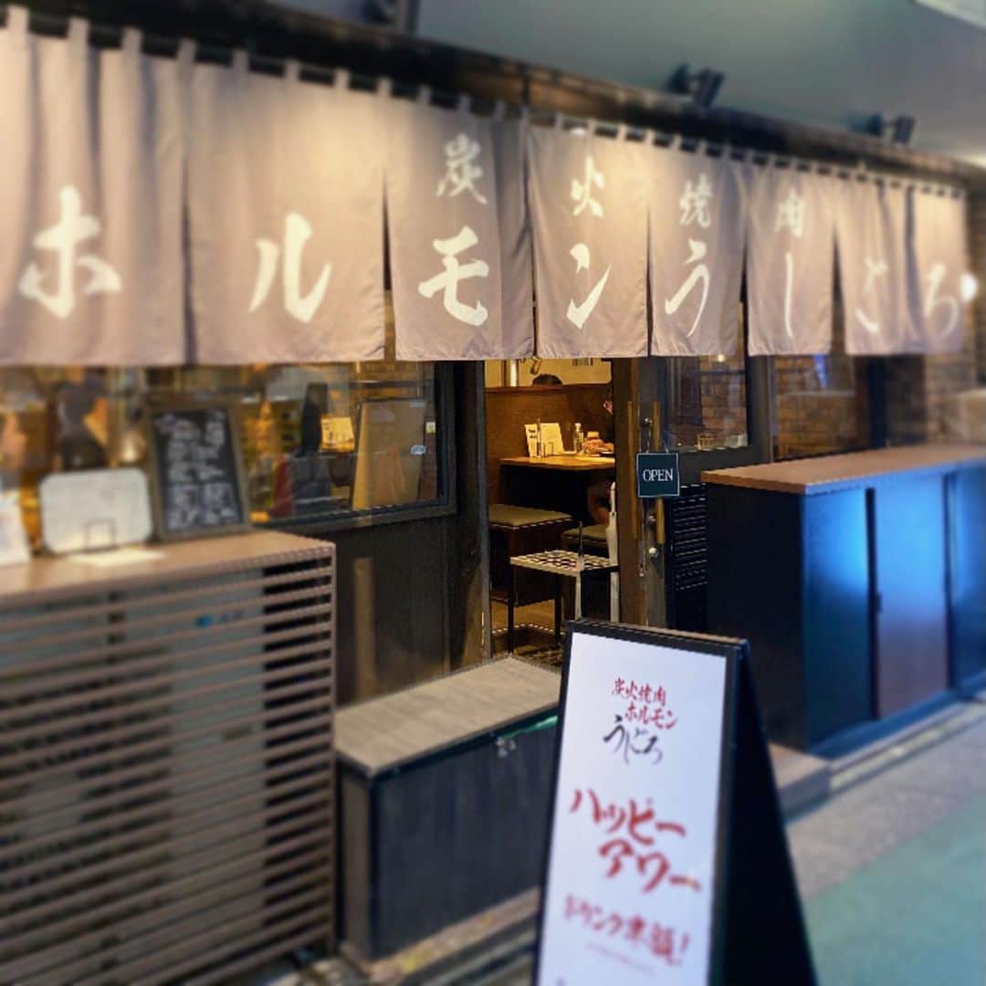 大谷朋子さんのインスタグラム写真 - (大谷朋子Instagram)「♡ * 炭火焼肉ホルモンうしごろ中目黒へ♪ * 焼肉うしごろが目利きした、 鮮度のいい上質なホルモンをリーズナブルな価格で いただけるお店！ * 6種類のホルモンが食べられる 名物の「ホルモン盛り合わせ」は、 ホルモン初心者の方でも焼き方がきちんと書かれているので、美味しい焼き加減で食べられます！ 部位によって食感も味も色々で美味しい♡ * 焼肉屋さんでホルモンは1〜2種類くらいしか頼んだことなかったけど、これからは色んなホルモンたのんでみようと思った♪ * あと、感動だったのが、 コリコリの食感がたまらない 「ウルテ刺し〜九条ねぎ添え〜」。 また食べたい！ * 大人気のとろけるロースは、 うすーくスライスした A5黒毛和牛を炭でささっと炙って卵に絡ませてご飯と一緒に♡ 口の中でとろけました！ * 気軽に美味しいホルモンが食べられる おすすめのホルモン屋さん♪ * * @ushigoronakameguro #炭火焼肉ホルモンうしごろ中目黒店  #中目黒グルメ #中目黒焼肉 #中目黒 #焼肉  #中目焼肉 #中目黒ホルモン」7月12日 19時33分 - tomoko_ohtani