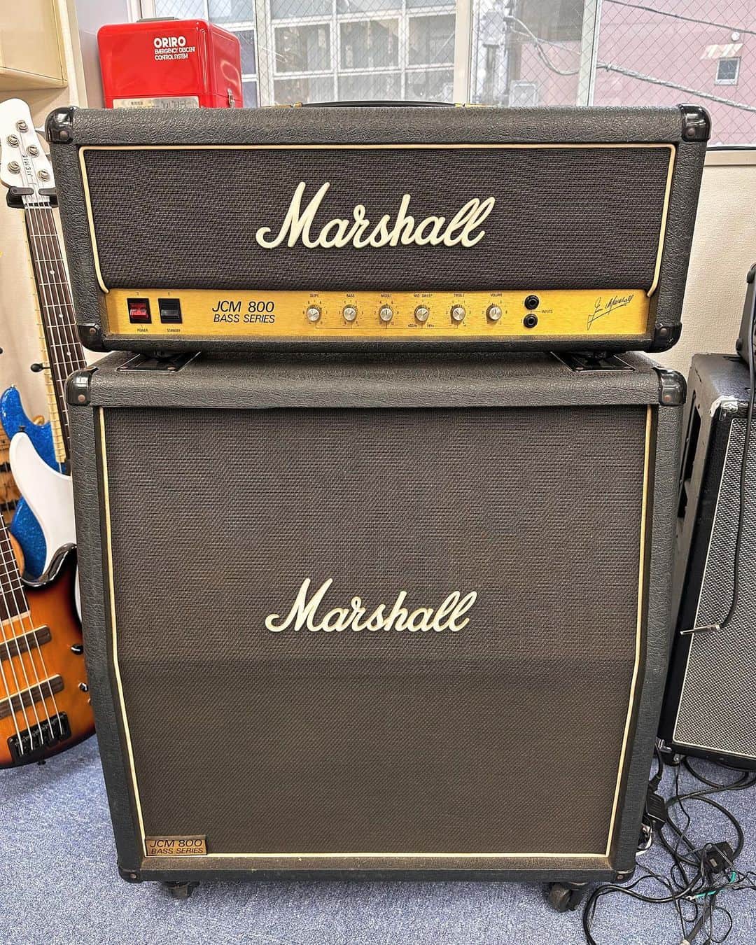わかざえもん（コロナナモレモモ）さんのインスタグラム写真 - (わかざえもん（コロナナモレモモ）Instagram)「Marshall / JCM800 1992 Super Bass MKII 1982年製 並びに Marshall / 1935A for Bass 12×4 . ロマンたっぷりなセットを.... 購入しましたああああ🥺 これからこの子達とどんな景色が見れるんだろうと思うと 胸の高鳴りがッッッ‼︎‼︎✨✨ . Geek IN Boxさんにて購入 嵯峨さんのご丁寧な接客に感謝🤘 . こないだとあるミュージックバーにて初めてMarshallのベースアンプから音を出して 魂鷲掴みで、どうしてもどうしても欲しかった‼︎‼︎🥺🥺🥺こう言う出回る数が少ないものは、見つけることさえもご縁です 大切に(たぶんガシガシ使うけど)使用して、一緒に目一杯ロックします‼︎‼︎ . あと意外に12×4が入っちゃうパオ子 本当にいつも重いもの運んでくれてありがとうね (今日オイル交換しました) . 今日からマーシャル女子だ💕💕🥺🥺💕イカツッ‼︎💕最高‼︎💕💕 #marshall」7月12日 19時33分 - waka_bass