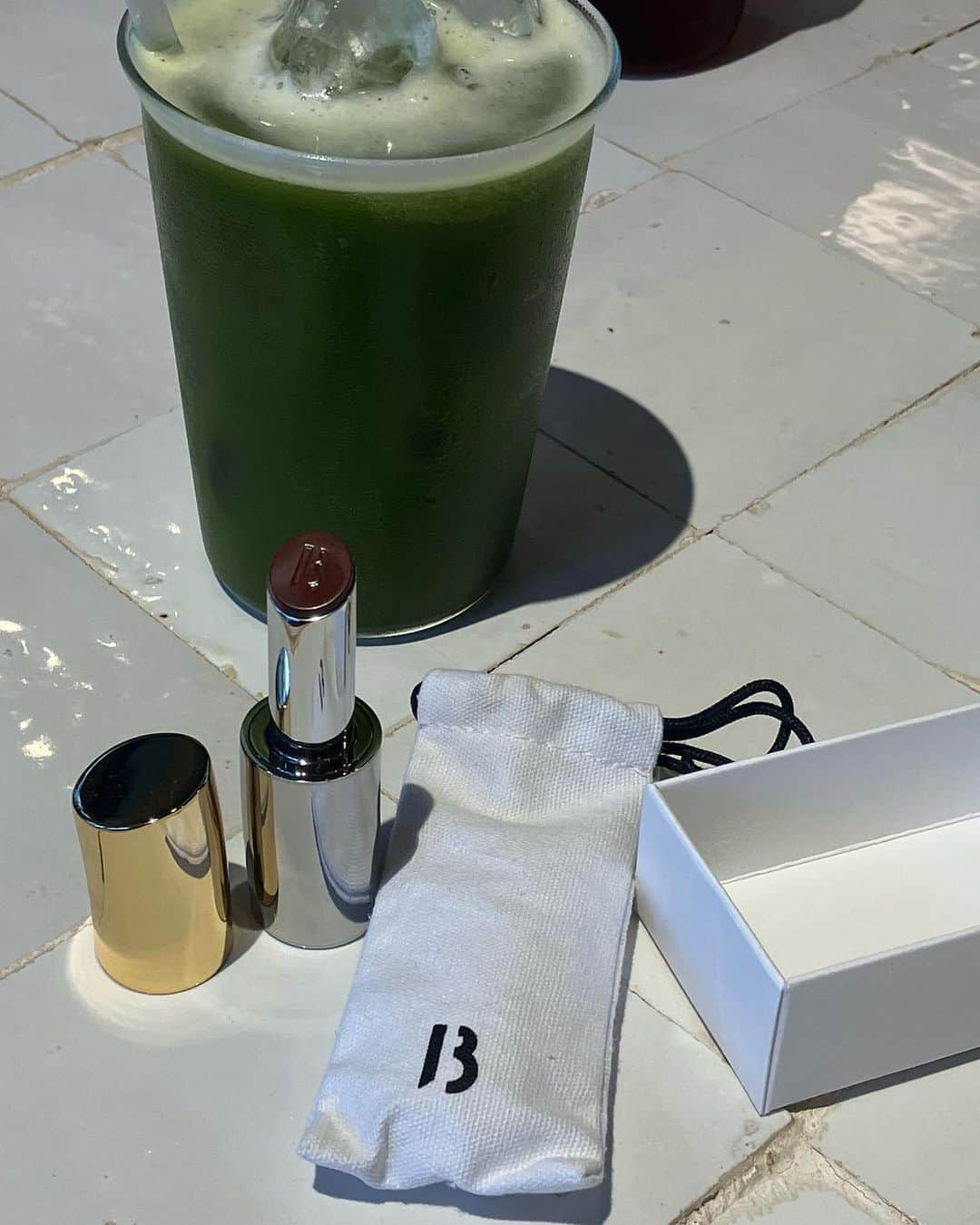 のインスタグラム：「@officialbyredo  重ねたら可愛い？って思って。 使うの楽しみ🤎  #byredo」