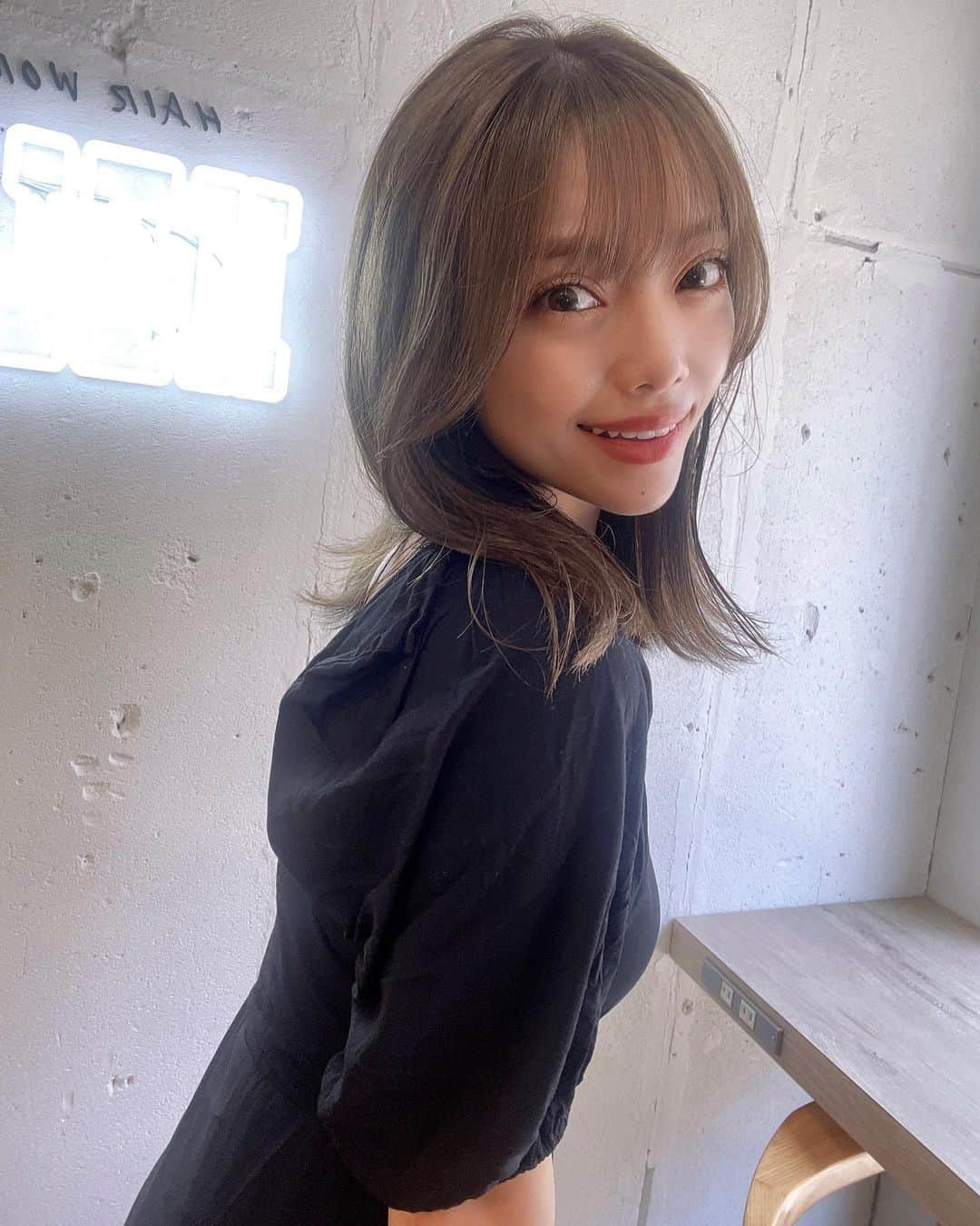 石川あんなのインスタグラム：「カラー💇‍♀️  今回もいい感じのアッシュベージュにしてもらったよ✌️ ぱっと見暗めでオリーブ感あるけど光当たると透き通って綺麗なのです🥹  この日はメイクもいつものオレンジ、ブラウン系じゃなくてベージュとホワイトラメ混ぜでナチュラル風です👀 夏っぽいし透明感出て良いよ☺️  あーそろそろ髪切らなきゃ！  #渋谷 #アッシュベージュ #haircolor #ミディアムボブ #ベージュカラー #夏メイク」