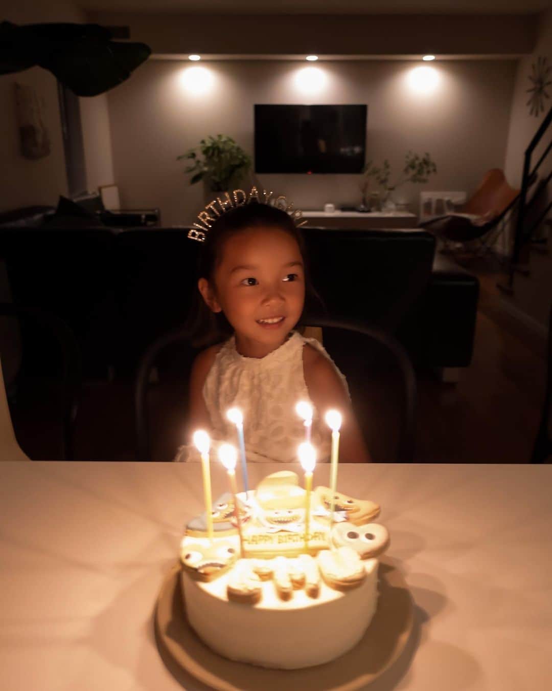 MOYAのインスタグラム：「Happy Birthday M ♡♡ 6歳のお誕生日おめでとう🎂✨  まだ6年しか生きていないのに ママに与えてくれた影響は計り知れないぞ。  ママの人生の中でも あなたがほぼ主人公です🤝🤍🤍  マイペース&マイワールド全開の我が娘よ。 そのままのあなたでいてね。 元気に楽しく毎日を過ごしてね♡  私たちの元へきてくれてありがとう！ だいすきだよーーー  #0712 #birthday #_emu_ #お誕生日 #6歳 #6歳誕生日」
