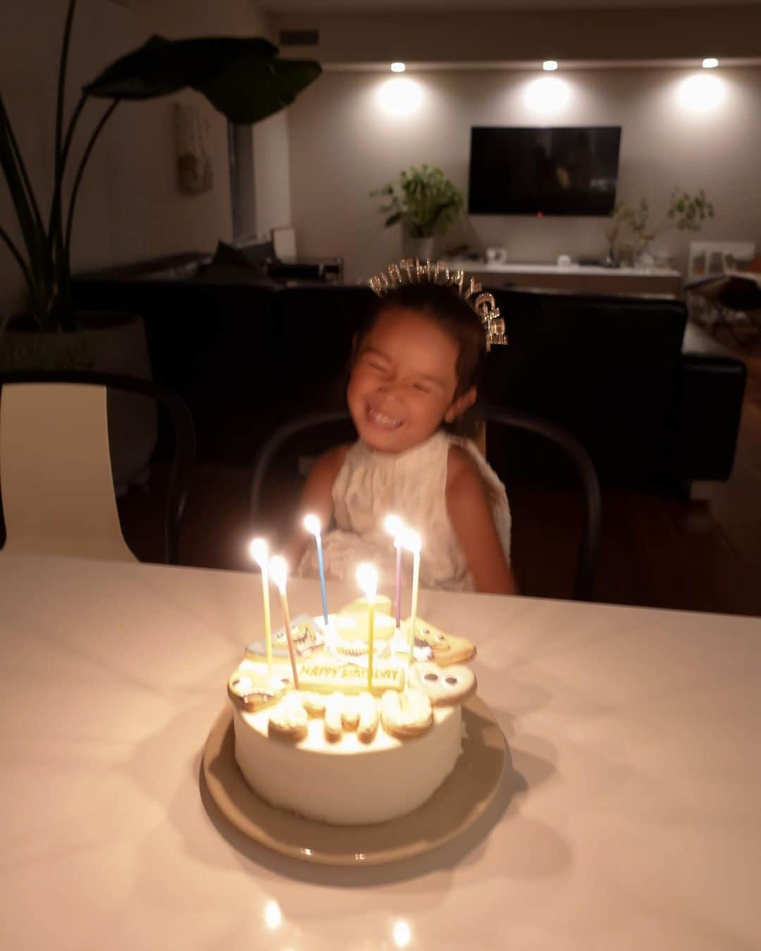 MOYAさんのインスタグラム写真 - (MOYAInstagram)「Happy Birthday M ♡♡ 6歳のお誕生日おめでとう🎂✨  まだ6年しか生きていないのに ママに与えてくれた影響は計り知れないぞ。  ママの人生の中でも あなたがほぼ主人公です🤝🤍🤍  マイペース&マイワールド全開の我が娘よ。 そのままのあなたでいてね。 元気に楽しく毎日を過ごしてね♡  私たちの元へきてくれてありがとう！ だいすきだよーーー  #0712 #birthday #_emu_ #お誕生日 #6歳 #6歳誕生日」7月12日 19時39分 - moyamoya2121