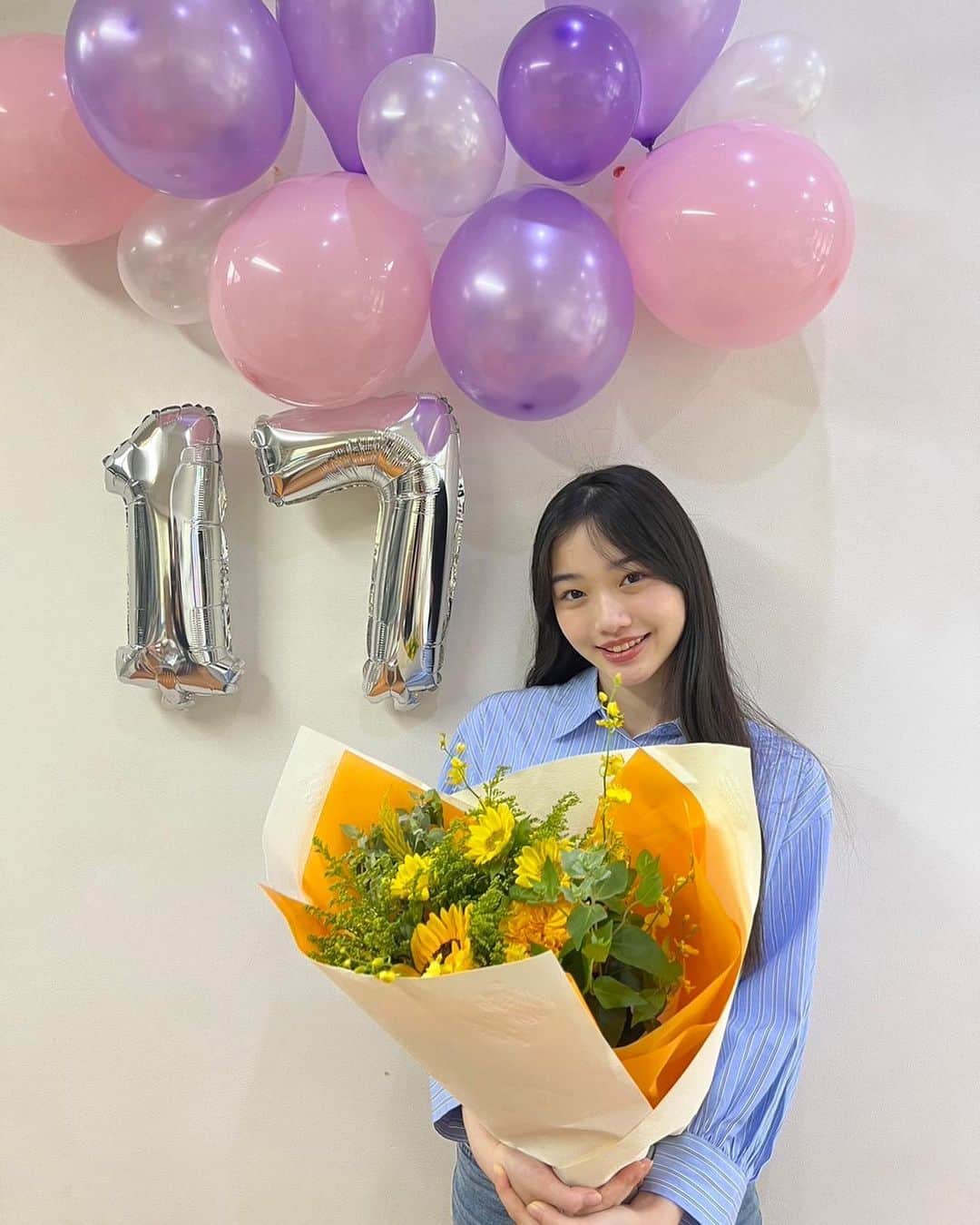 増井湖々のインスタグラム：「今日で17歳になりました🎉  16歳は本当に新しい経験が沢山できた1年でした！ 17歳はより沢山のことに挑戦していきたいです！」