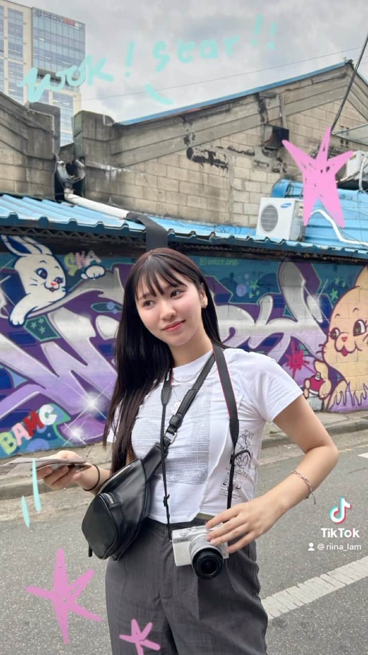 RIiNAのインスタグラム：「試してみたかったやつ🫶🏻旅の思い出🇰🇷 ニュジっぽな壁の写真に合わせてすぱしゃい🐰💟  #reels #newjeans #supershy #korea #trip #한국 #여행스타그램 #여행 #패션그램 #ㅇㅇㅌㄷ #오오티디 #fyp #fypシ #リール #リール動画」