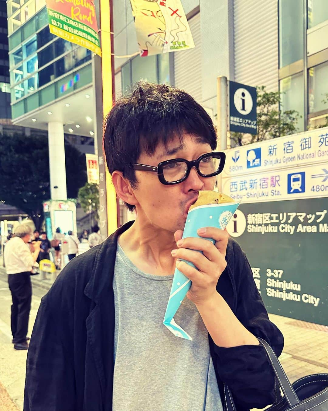 小林且弥さんのインスタグラム写真 - (小林且弥Instagram)「41歳がクレープを貪っている瞬間を 西くん　@yosuke_nishi_photo  に激撮してもらいました。  『無情の世界』  新宿シネマカリテでの公開は明日までとなっております。  12:00〜上映開始です。  一般的に配給会社及び劇場さんには嫌厭されがちなオムニバス形式。 昨今の流れからすると、なかなかこういう映画って制作しづらいのが現状なんですよね。  製作のG-STAR.PROさん、手を挙げてくれたシネマカリテさんに感謝。  どちらも恩返ししないとなあと考えながらクレープを貪ってます。  #新宿シネマカリテ #ジースタープロ #無情の世界 #真夜中のキッス #イミテーションヤクザ #あなたと私の二人だけの世界 #唐田えりか #渡部龍平 #白石優愛」7月12日 19時41分 - kobakatsu_1210