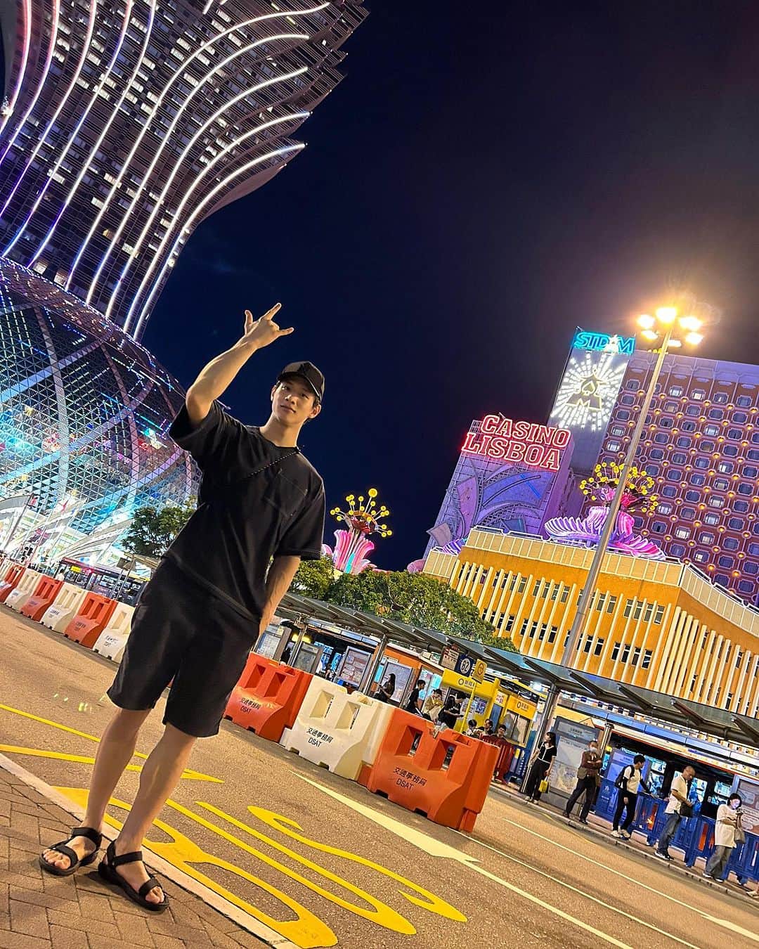 中道理央也さんのインスタグラム写真 - (中道理央也Instagram)「マカオ！！！  翔太さんが会社のメンバーと一緒に香港に来てくれて現地ガイドとして参戦させて頂きました🇲🇴  こっちに住んでるのに まるで旅行に来た気分で満喫しました！楽しかったなぁ〜✨  余韻。  #マカオ #macau #travel #旅行 #世界遺産」7月12日 19時42分 - lion_nakamichi
