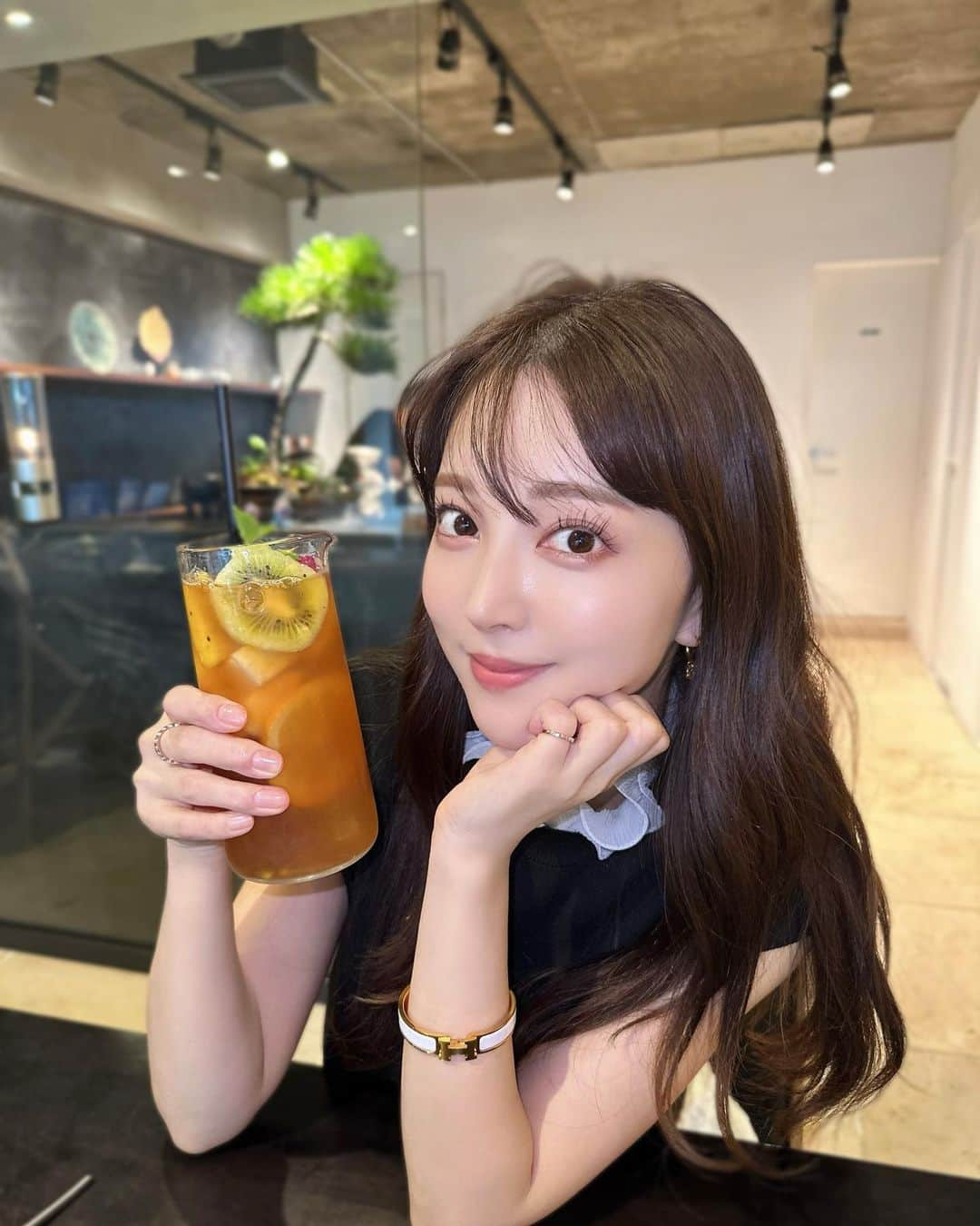 麻亜里さんのインスタグラム写真 - (麻亜里Instagram)「表参道の生フルーツアイスティー🍹 フルーツごろごろめちゃうまっ！  さっぱりしていて猛暑日が続くこの夏にぴったりだぁ🥺✨ #サロンドテラヴォンド   いちじくのフルーツサンドも美味しそうだった♡  #表参道カフェ #表参道ランチ #表参道スイーツ #フルーツサンド」7月12日 19時42分 - maari.0108