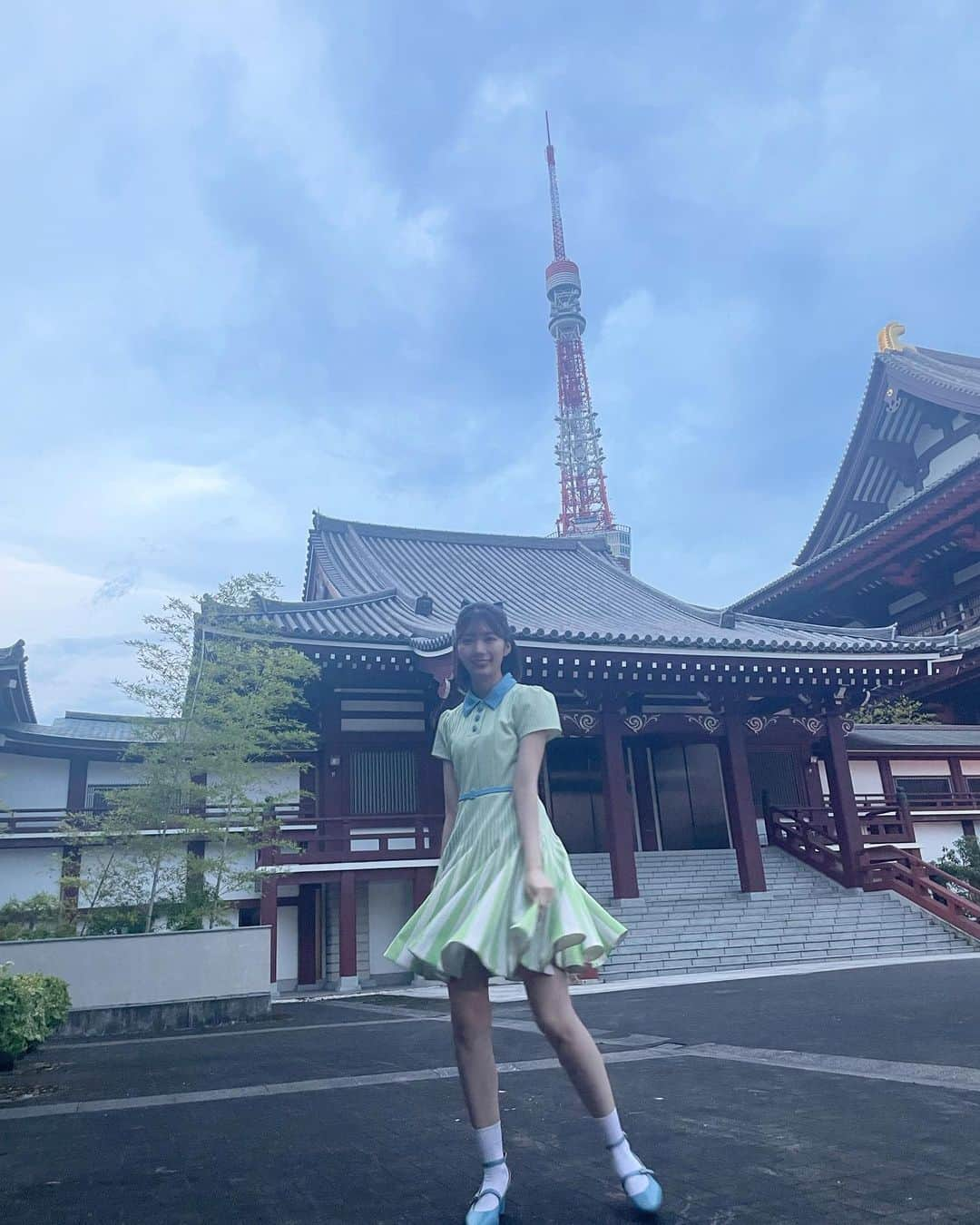 高本彩花のインスタグラム：「FNS歌謡祭 夏🫧  東京タワーが綺麗に見える増上寺でAm I ready?の初披露させていただきました🐰  水色のリボンつけました🩵 皆さん初披露いかがでしたか？🌻  #fns歌謡祭 #Amiready? #日向坂46 #高本彩花 #ayacherigram」