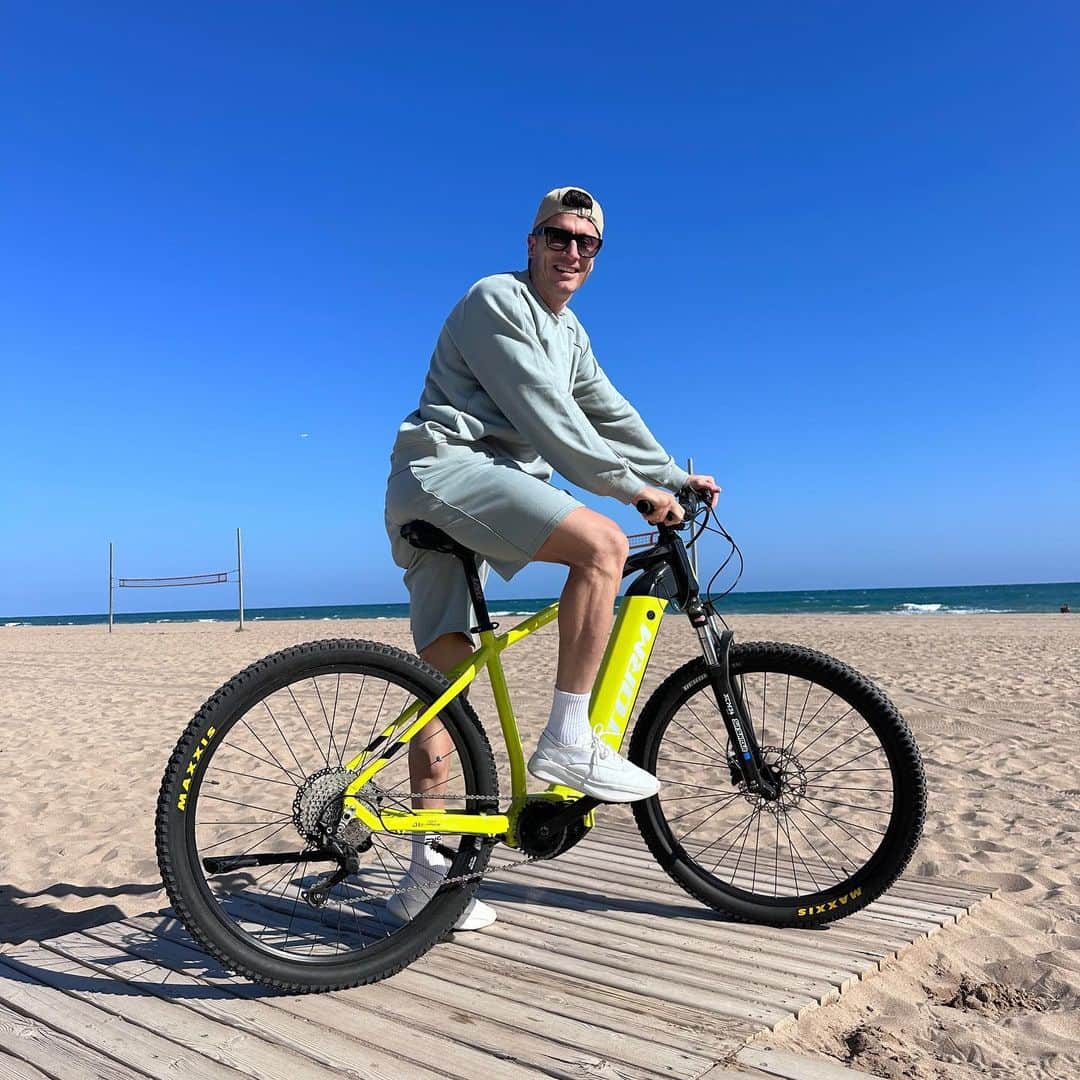 ロベルト・レヴァンドフスキのインスタグラム：「Summer days on a bike!  An amazing way for a bit of physical activity! @sm_stormbikes   #stormalwaysahead #paidpartnership」