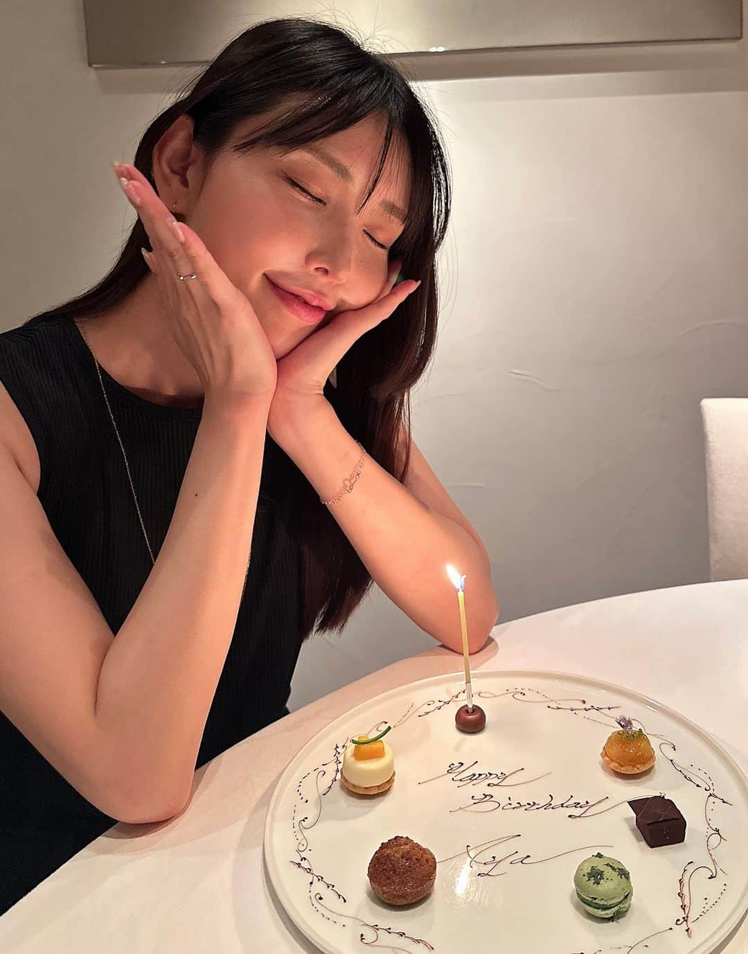 児玉アメリア彩さんのインスタグラム写真 - (児玉アメリア彩Instagram)「【My birthday week💜】 ⁡ お誕生日週間ありがたいことにまだ続いており またみんなにサプライズしてもらった、 ありがとう🥹🫶🏻 ⁡ ( @irise_bijoux のピアス早速つけた) ⁡ 東京17年目 最初は知り合いもいなかったのに 今はこうやって大好きな人たちと大好きな場所がたくさんできて幸せだなーとしみじみ思ったりしてる🗼」7月12日 20時03分 - aya_amelia_kodama