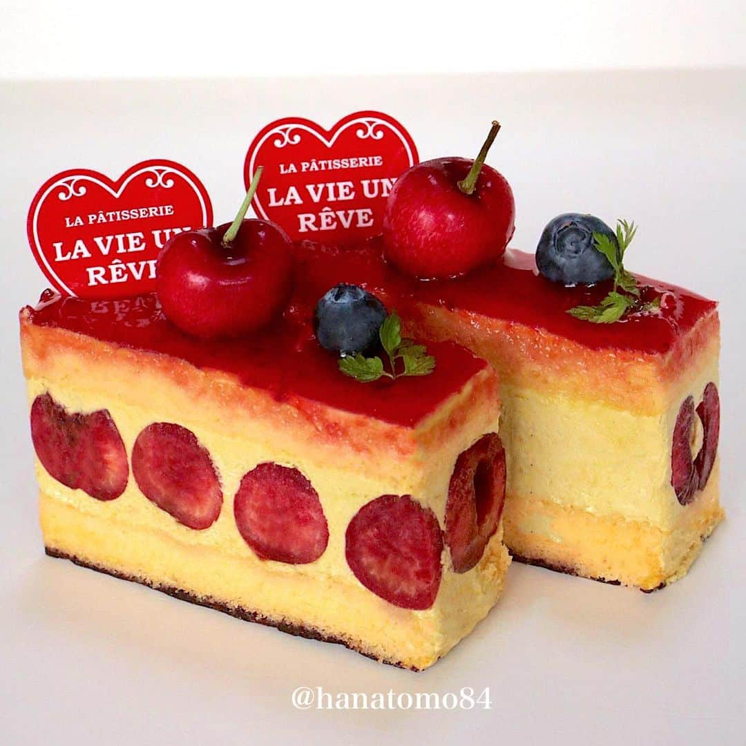 はなともさんのインスタグラム写真 - (はなともInstagram)「. . . 【 #ラヴィアンレーヴ @patisserie_la_vie_un_reve 】  🍒 スリジェ ¥680  アメリカンチェリーと ピスタチオのクレームムースリーヌの組み合わせ！  ピスタチオの濃厚な味わいと アメリカンチェリーの甘酸っぱさが 絶妙なバランスだね！  クレームムースリーヌが ねっとり濃厚でとにかく絶品！  アメリカンチェリー好き＆ピスタチオ好きには たまらないと思うよ！  ▼エリア検索 ↪︎ #はなとも梅島  ✴︎———✴︎———✴︎———✴︎ Shop Info ✴︎———✴︎———✴︎———✴︎  🏠 パティスリーラヴィアンレーヴ 📍 東京都足立区梅島3-6-16 ⏰ ‬10:00～19:00 ‪☎️ 03-6887-2579  ㊡  不定休 ‪🚞 東武スカイツリーライン 梅島駅から徒歩5分  ✴︎———✴︎———✴︎———✴︎———✴︎———✴︎———✴︎———✴︎——✴︎    #東京スイーツ #東京カフェ #梅島カフェ #スリジェ #東京パティスリー」7月12日 19時56分 - hanatomo84