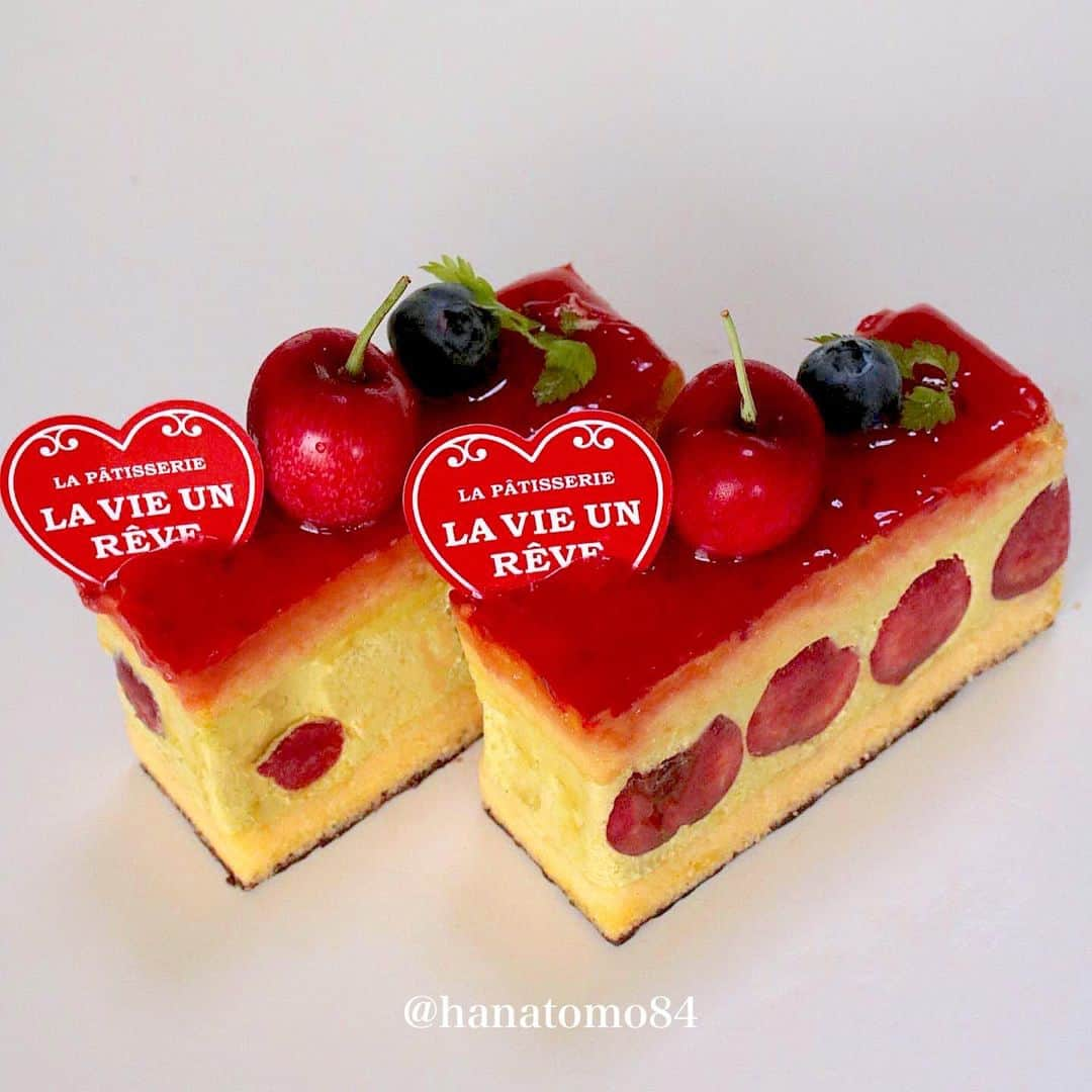 はなともさんのインスタグラム写真 - (はなともInstagram)「. . . 【 #ラヴィアンレーヴ @patisserie_la_vie_un_reve 】  🍒 スリジェ ¥680  アメリカンチェリーと ピスタチオのクレームムースリーヌの組み合わせ！  ピスタチオの濃厚な味わいと アメリカンチェリーの甘酸っぱさが 絶妙なバランスだね！  クレームムースリーヌが ねっとり濃厚でとにかく絶品！  アメリカンチェリー好き＆ピスタチオ好きには たまらないと思うよ！  ▼エリア検索 ↪︎ #はなとも梅島  ✴︎———✴︎———✴︎———✴︎ Shop Info ✴︎———✴︎———✴︎———✴︎  🏠 パティスリーラヴィアンレーヴ 📍 東京都足立区梅島3-6-16 ⏰ ‬10:00～19:00 ‪☎️ 03-6887-2579  ㊡  不定休 ‪🚞 東武スカイツリーライン 梅島駅から徒歩5分  ✴︎———✴︎———✴︎———✴︎———✴︎———✴︎———✴︎———✴︎——✴︎    #東京スイーツ #東京カフェ #梅島カフェ #スリジェ #東京パティスリー」7月12日 19時56分 - hanatomo84