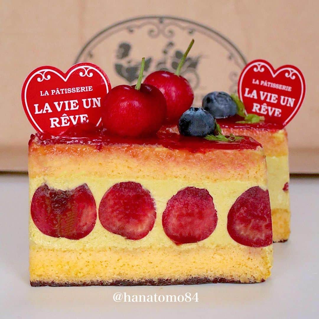 はなともさんのインスタグラム写真 - (はなともInstagram)「. . . 【 #ラヴィアンレーヴ @patisserie_la_vie_un_reve 】  🍒 スリジェ ¥680  アメリカンチェリーと ピスタチオのクレームムースリーヌの組み合わせ！  ピスタチオの濃厚な味わいと アメリカンチェリーの甘酸っぱさが 絶妙なバランスだね！  クレームムースリーヌが ねっとり濃厚でとにかく絶品！  アメリカンチェリー好き＆ピスタチオ好きには たまらないと思うよ！  ▼エリア検索 ↪︎ #はなとも梅島  ✴︎———✴︎———✴︎———✴︎ Shop Info ✴︎———✴︎———✴︎———✴︎  🏠 パティスリーラヴィアンレーヴ 📍 東京都足立区梅島3-6-16 ⏰ ‬10:00～19:00 ‪☎️ 03-6887-2579  ㊡  不定休 ‪🚞 東武スカイツリーライン 梅島駅から徒歩5分  ✴︎———✴︎———✴︎———✴︎———✴︎———✴︎———✴︎———✴︎——✴︎    #東京スイーツ #東京カフェ #梅島カフェ #スリジェ #東京パティスリー」7月12日 19時56分 - hanatomo84