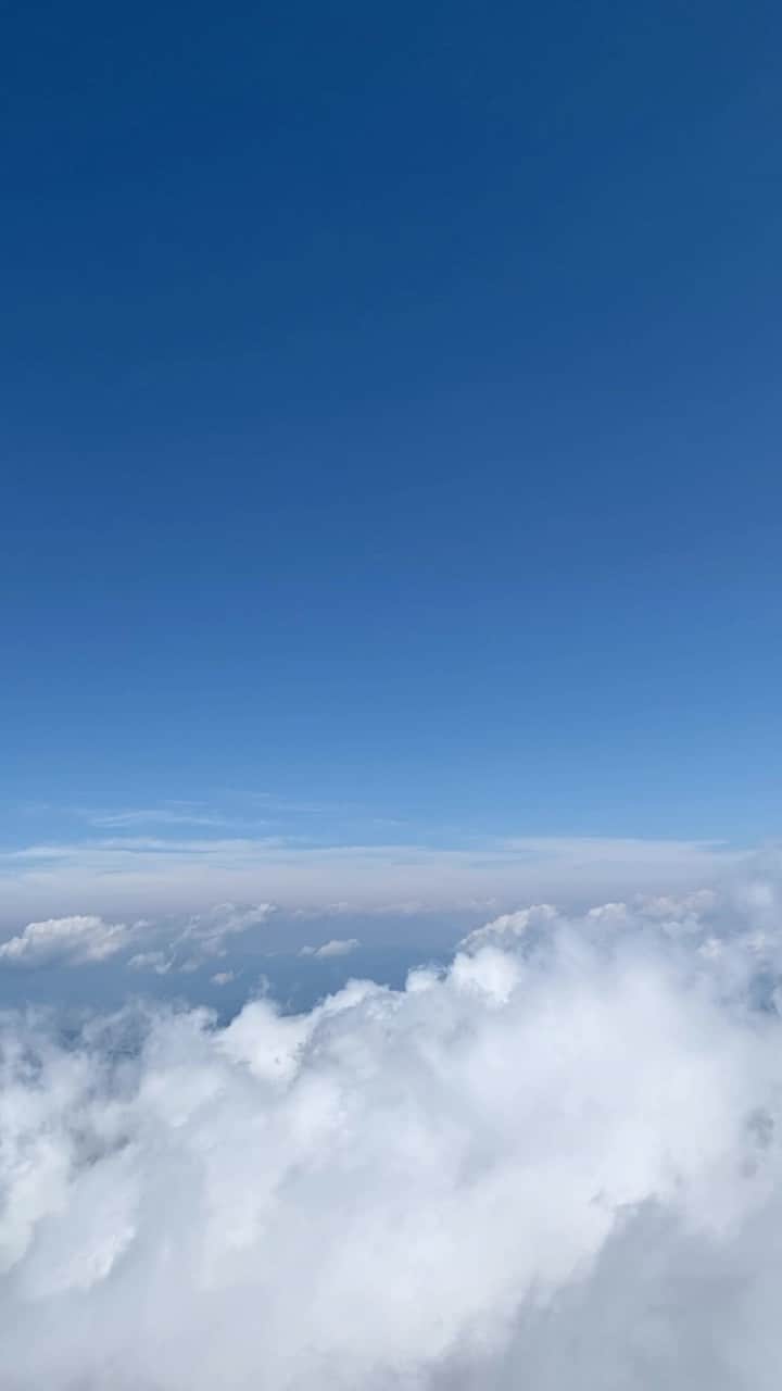 岡田ロビン翔子のインスタグラム：「富士山で見た景色たち  心の中に刻もうと 携帯をしまっていたけど でもやっぱり思い出にと ぜぇぜえいいながら笑 ほんのすこし動画を  吸い込まれそうー  #富士山　#fujisan #🗻」