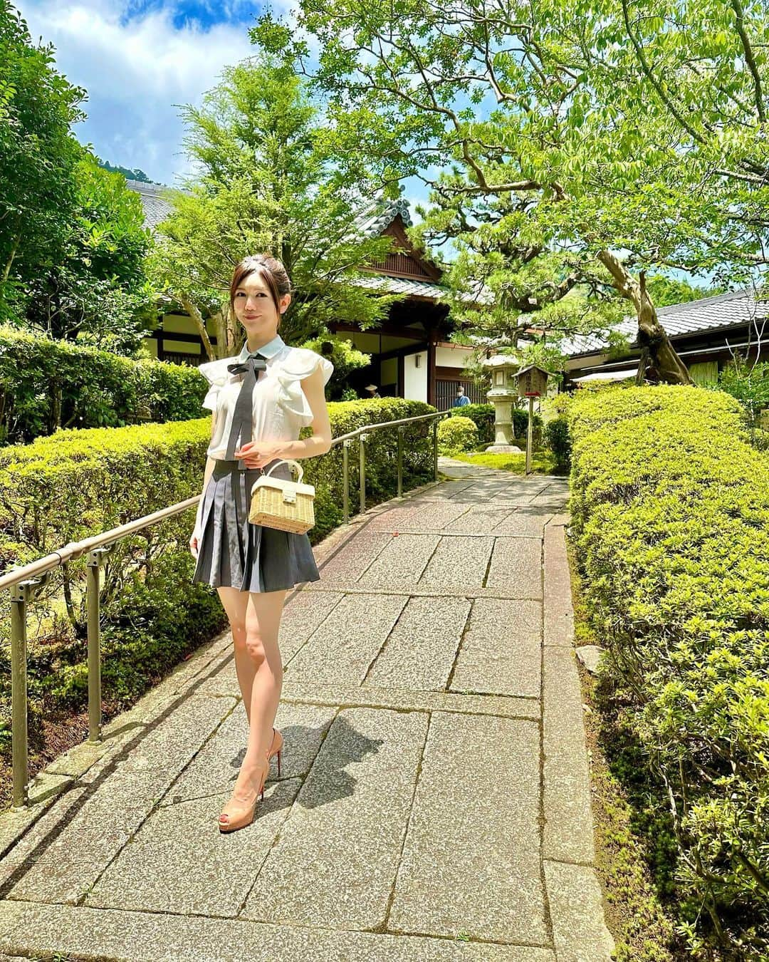 IKUMIのインスタグラム：「🎋 滋賀の旧竹林院♥  茶室から見える景色が絶景だったよ🎋 日本庭園って心癒されるよね🥹  2枚目の写真は、テーブルの反射を使って撮影📷 こんなど素人の写真下手っぴマンでも こんな綺麗な写真が撮れたよ🧐🫶  穴場スポットだから行く価値ありだよ〜！  .  #旧竹林院 #滋賀 #滋賀旅行#滋賀観光 #滋賀県 #滋賀写真部 #滋賀ドライブ#インスタグラマー#全身#全身コーデ#美脚#生足#素足#スタイル #スタイル抜群 #モデル体型#モデルになりたい #モデルさんと繋がりたい #japaneseculture #japanesemodel #japanesegirl #asiangirls #asianmodel #asianbeauty #日本庭園#国内旅行#女子旅#夫婦旅行#日本旅行#swingle」