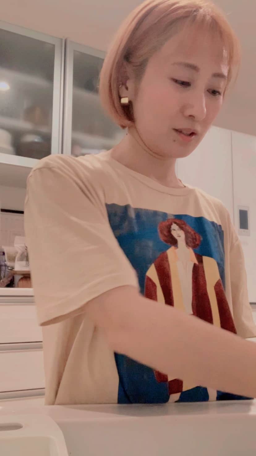 糸数美樹のインスタグラム：「洗い物しながらゆんたくしてみたよ。」