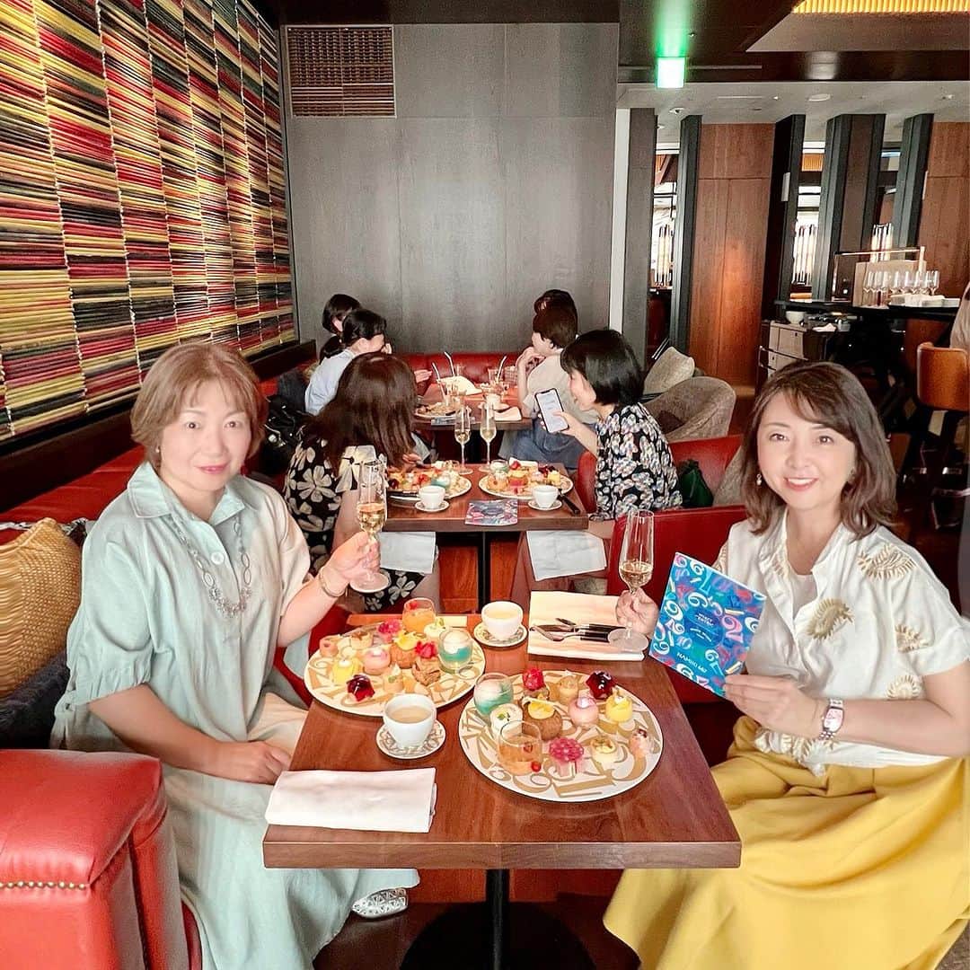 牛窪万里子さんのインスタグラム写真 - (牛窪万里子Instagram)「毎日の暑さが厳しく災害級の暑さのようですね。  地方講演や研修もひと段落して、先週末、日曜日は友人とアフタヌーンティーを楽しみました。  ハイアットセントリック銀座 東京で開催中の『FRANCK MULLER Color Dreams Afternoon Tea』。  文字盤の数字のデザインがアートのようでオシャレです。  #フランクミュラー #アフタヌーンティー #ヌン活 #ヌン活好きな人と繋がりたい #ハイアットセントリック銀座 @hyattcentricginza」7月12日 19時59分 - mariko_ushikubo