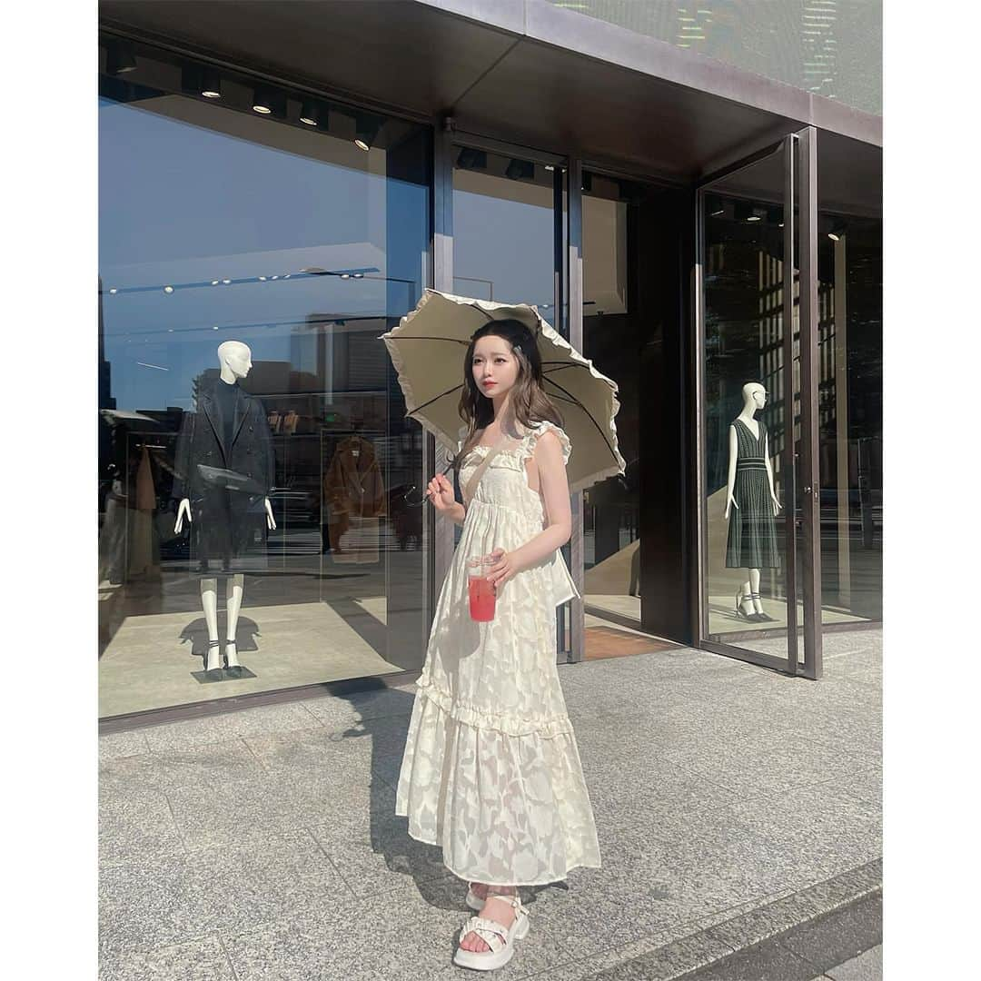 PATRA magazineさんのインスタグラム写真 - (PATRA magazineInstagram)「【周りと差がつく夏コーデ！柄物ワンピース👗⛲️】  周りと差がつく夏コーデをするなら “柄ものワンピース”がおすすめ🌟  １枚でお洒落に決まるから 持っておくととっても便利🖤  ぜひチェックしてみてね🍨  ＼ thank you 🦢 ／ @moepiii_t_ / @nanamiio3 @mizukimee / @rinya5588 @___ponmk2___ / @tan___gram @ktmk___55 / @uka15__  今みんなの中で流行っている事やアイテムがあれば @patra__jp をタグ付けしてぜひ教えてね🔔  皆さんのすてきな投稿をぜひ紹介させてください！ . . #ワンピース #ワンピースコーデ #海コーデ #夏コーデ #柄ワンピース」7月12日 20時00分 - patra__jp