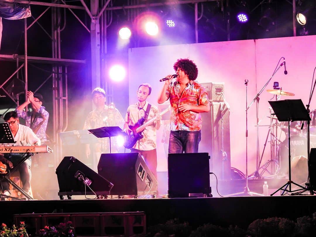 Be.okinawaのインスタグラム：「Embrace the summer vibes in Okinawa with a refreshing Orion Beer in hand! 🍻✨  Join us on July 29 & 30 for the Nago Summer Festival and indulge in the finest factory-fresh Orion Beer while immersing yourself in the vibrant atmosphere of Okinawan summer festivities. Get ready for dazzling fireworks that will light up the night sky! 🎆  Cheers to unforgettable summer moments in Okinawa! 🌞💙   #japan #okinawa #visitokinawa #okinawajapan #discoverjapan #japantravel #okinawafestival #summerfestival #okinawasummer #okinawasummefestival #orionbeer #okinawalocalbeer」