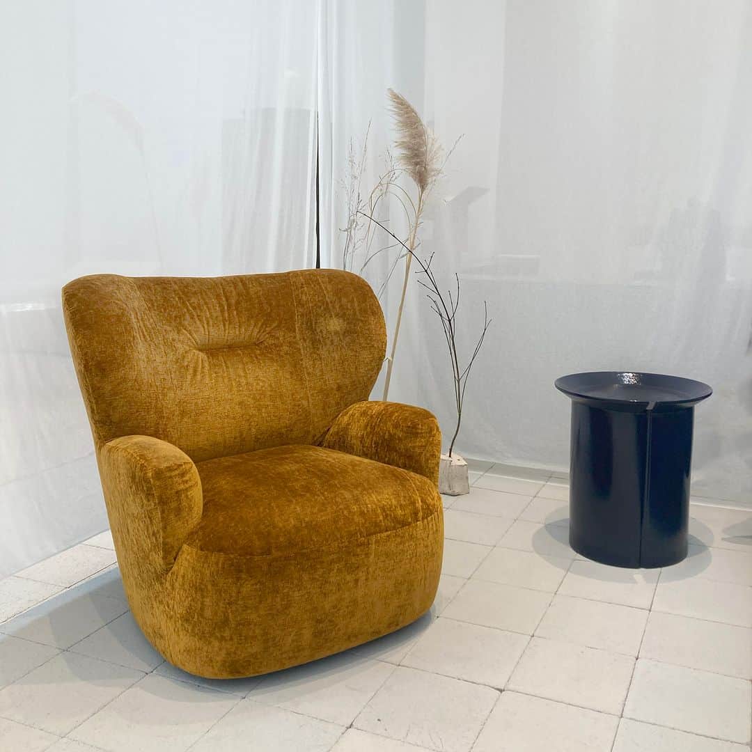 GERVASONI JAPAN / ジェルバゾーニ ジャパンのインスタグラム：「【 Gervasoni Showroom 】  ミラノにあるショールームです！ address：Via Spartaco 34 Milan⁠  CHAIR：LOLL09 / Designer：Paola Navone SIDE TABLE：BRISE43 / Designer：Federica Biasi  . . . #gervasoni1882 #gervasonitokyo #luxuryfurniture #furniture #interior #showroom #ジェルバゾーニ #インテリア #家具 #インテリアデザイン #インテリアコーディネート #レイアウト #ライフスタイル #デザイン #イタリア家具 #リビング #ラウンジチェア #豊かな暮らし #ショールーム #milano #イタリア」