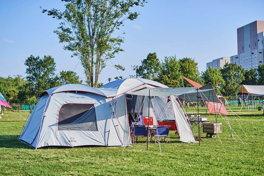 Coleman Japanのインスタグラム：「【夏のファミリーキャンプにオススメ🏕】  ファミリー団らんキャンプで夏を満喫するなら「ダークルームエアー2ルーム」が断然オススメ👍  ワイドエアシステムを搭載し、さらに涼しく快適になった「ダークルームエアー2ルーム」は、設営のしやすさ、広々とした空間、大きな出入り口で家族みんなで使いやすく、コールマンいちおしのファミリーテントです🤗  ━━━━━━━━━━━━━━━━━━━ 🌻ダークルームエアー2ルームフェア🌻  7月21日より「ダークルームエアー2ルームフェア」開催！対象のテントをご購入いただくと先着でオリジナルカラーの「リバーシブルファンベンチレーション」をプレゼント🎁  ▶︎灯そう感謝祭 2023夏 https://www.coleman.co.jp/special/tomoso/2023summer/  開催期間：7月21日（金）〜8月6日（日）  ━━━━━━━━━━━━━━━━━━━  .  #灯そう #灯そうコールマン #灯そうColeman #Coleman #コールマン #Camp #キャンプ #Outdoor #アウトドア #Darkroomtechnology #ダークルームテクノロジー #タフスクリーン2ルームエアー #ファミリーキャンプ #サマーファミリーキャンプ #灯そう感謝祭 #灯そう感謝祭2023夏」