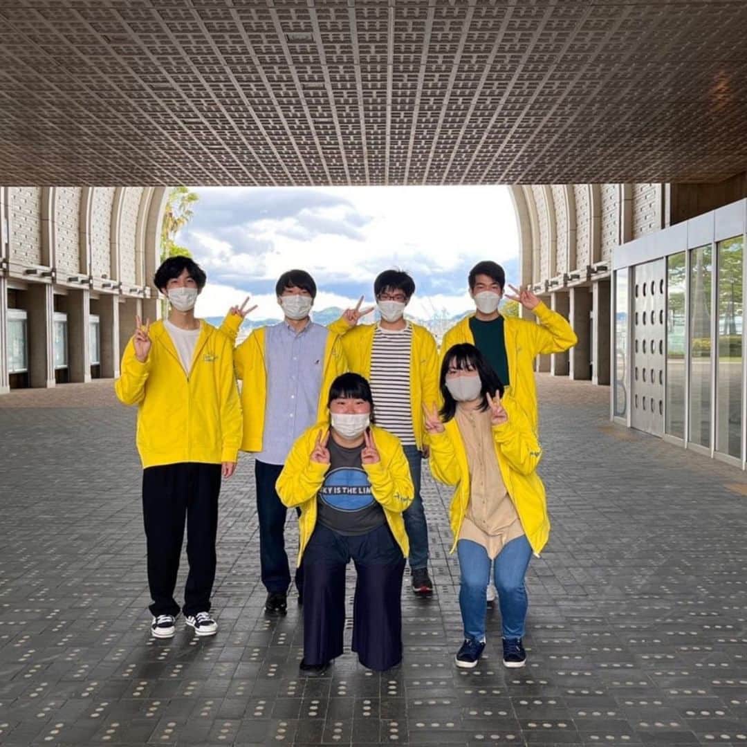 神戸学院大学さんのインスタグラム写真 - (神戸学院大学Instagram)「. \神戸学院大学　課外活動紹介🌌/  今回ご紹介するのはピア・サポートです。 「ピア」（peer）は「仲間」という意味。 ピア・サポートとは、同じ立場の仲間（＝学生）同士が助け合い・支え合う、学生による相互支援活動のこと。 ピア・サポーターとして学生の立場から、学生生活を送る上で困っていることや悩んでいることを発見し、解決に向けて教職員と共に考え実践しています。  ・部員数 　39人  ・活動場所 　KAC : 大学会館3階　ピア・サポートルーム 　KPC : ポートアイランド第2キャンパス1階　ピア・サポートルーム  ・活動時間 　企画やイベントによって変動 (不定期) 　月1回全体ミーティング  ・活動内容 　新入生なんでも案内 　季節ごとのイベント企画 　SNS、質問箱の運営 　交流会　　　　　　　　　など  ・業績 「ぴあのわ2022 in東京」に参加し各校の活動紹介、交流会、基調講演やパネルディスカッションを実施！ また、電車広告にピア・サポートが掲出されているので、ぜひ電車に乗ったらポスターを探してみてください✨  ・高校生に伝えたいこと ピア・サポートでは『学生のためにできること』を考えて活動しています。どの課外活動団体に所属するか迷ったらぜひピア・サポートにも足を運んでみてください😆 企画、運営なんでもできます。一緒により良いキャンパスライフにしましょう！  ------------------------  神戸学院大学のアカウントでは 学生が実際に撮影した等身大の情報を公開中✍ @kobegakuin_university_koho ぜひフォローして応援お願いします📣  -----------------------  #神戸学院大学 #学生広報サポーター #神戸学院学生広報サポーター #辻ゼミナール #ブランディング研究会 #神戸学院 #神戸学院大 #神戸 #大学 #kobegakuin #kobegakuinuniversity #ピアサポート #ピアサポーター #ピアサポ #ぴあのわ #学生支援 #課外活動 #部活動 #サークル #大学サークル #大学生活 #大学紹介 #大学生 #大学生の日常 #大学生の暮らし #キャンパスライフ #受験生と繋がりたい #大学受験 #受験生応援」7月12日 20時00分 - kobegakuin_university_koho