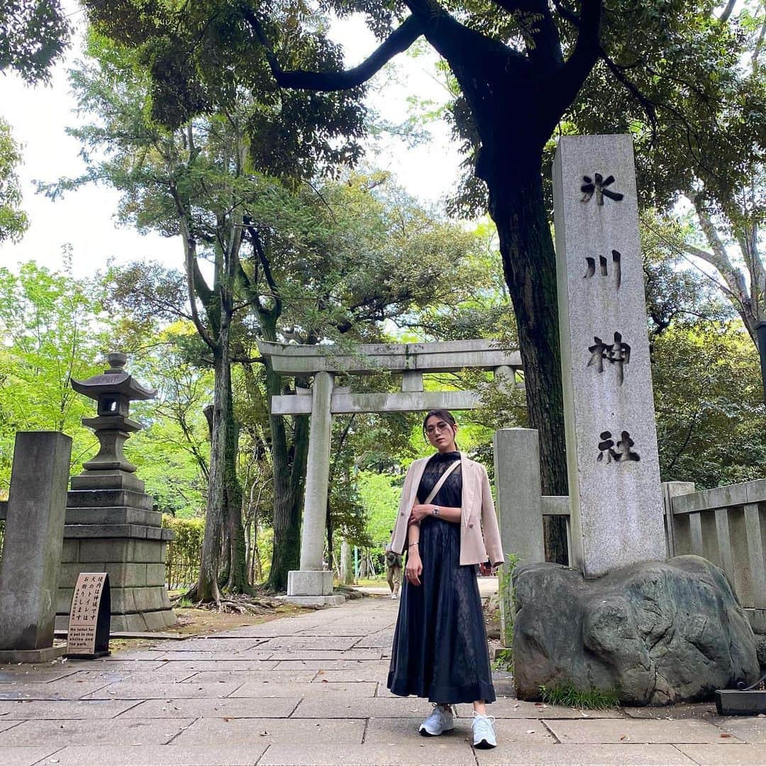 岩下真奈さんのインスタグラム写真 - (岩下真奈Instagram)「2023.07.12 #Shrine ⛩ * 4月のお誕生日で訪れた赤坂の氷川神社。 . この日ものすごくゲリラ豪雨に遭って、 誕生日に雨が降るのも参拝中に雨に遭うのも初めてで、 何だかすごく新鮮で神聖な気持ちになった🫧 . 雨上がりの神社も含めて全て素敵だったな🪞 . かなりパワー感じました✊🏻⸒⸒ . . 久しぶりに今週末神社参拝しに行こ〜🙏🤍 . . . #赤坂氷川神社 #氷川神社 #三大縁結び神社 #縁結び神社 #縁結び #恋愛成就 #御城印巡り #御城印  #model #fashion #makeup #ootd #寺社仏閣 #御朱印帳 #赤坂 #寺社仏閣巡り #神社巡り #神社好きな人と繋がりたい #旅行好きな人と繋がりたい #フリーランス #モデル #インフルエンサー #今日のコーデ #ポートレート #撮影依頼募集中 #おしゃれさんと繋がりたい #カフェ好きな人と繋がりたい #邦ロック好きな人と繋がりたい #美容好きな人と繋がりたい」7月12日 20時01分 - mana_mdleam