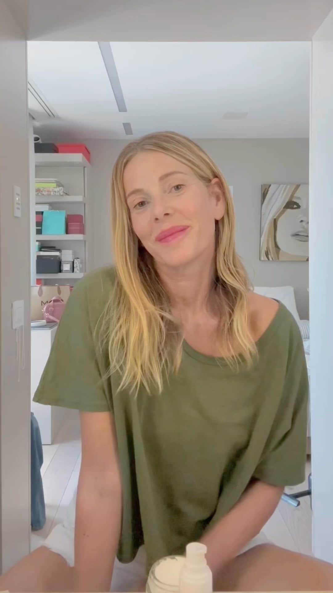 Alessia Marcuzziのインスタグラム：「Pelle luminosa e allo stesso tempo protetta  @lucebyalessiamarcuzzi 💚 Ho usato : -Antioxydant Serum -Absolut Rich Cream -Sun Defence Serum  Infine tocco di Rossetto Luce che uscira’ a settembre💄💋 #beautyroutine #skincare #iosonoluce」