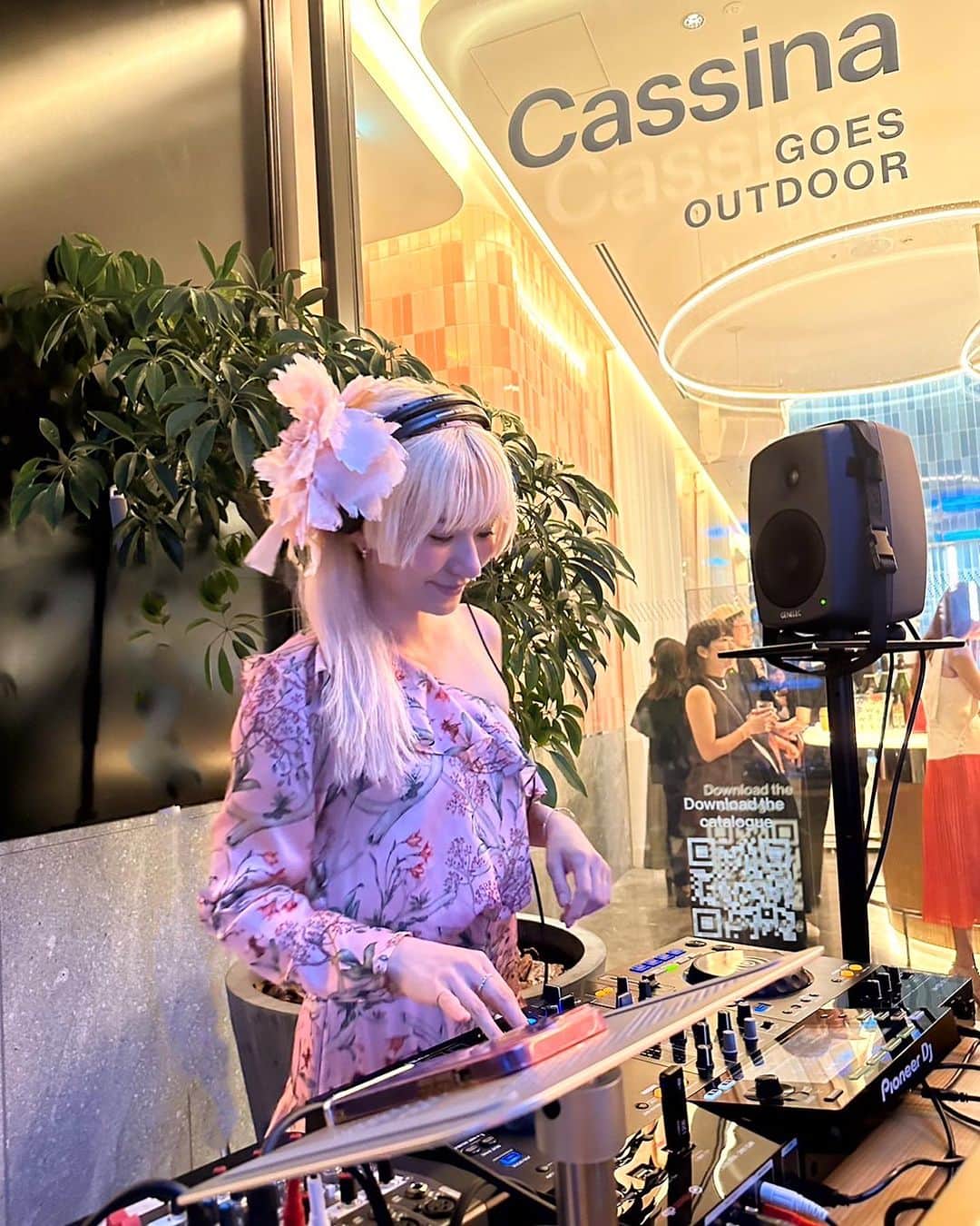 中川友里のインスタグラム：「今年の夏もパーティDJ続きで充実してる🪿💕  まだまだDJのご依頼お待ちしてます🫢🩷  先日の北海道、大阪出張と続いて  紫外線も浴びてお肌がお疲れ気味。  夏は汗もかくし皮脂が詰まりやすいので @m_plus.salon のフェイシャルコースがご褒美🪿🤍  毛穴洗浄、フェイシャルEMS,ハイフ、 ニードレスインジェクターにより人幹細胞とビタミンCの導入🫢🩷  キャンペーン中だったのでご褒美追加した🪿✨  見られるお仕事なのでいつでも綺麗でいたいです🫢💕  夏も接近戦に強い肌で🏋️‍♀️✨  来週で34歳か〜🤣😂🤣びびるけど肌年齢だけは若いままでいたい🐖💕  #dj #party #summer #2023」