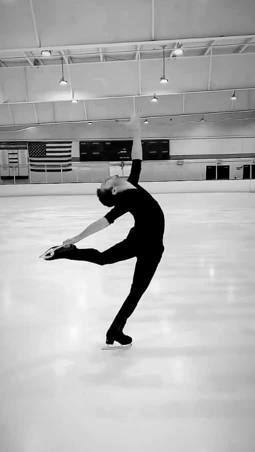 ジェイソン・ブラウンのインスタグラム：「“Adiós”  2023/24 Short Program  新しいショートプログラム Singer: @benjaminclementine  Choreo: @rohenew   #figureskating #shortprogram #music #adios #skating #spin #choreography #teamusa #usfigureskating」