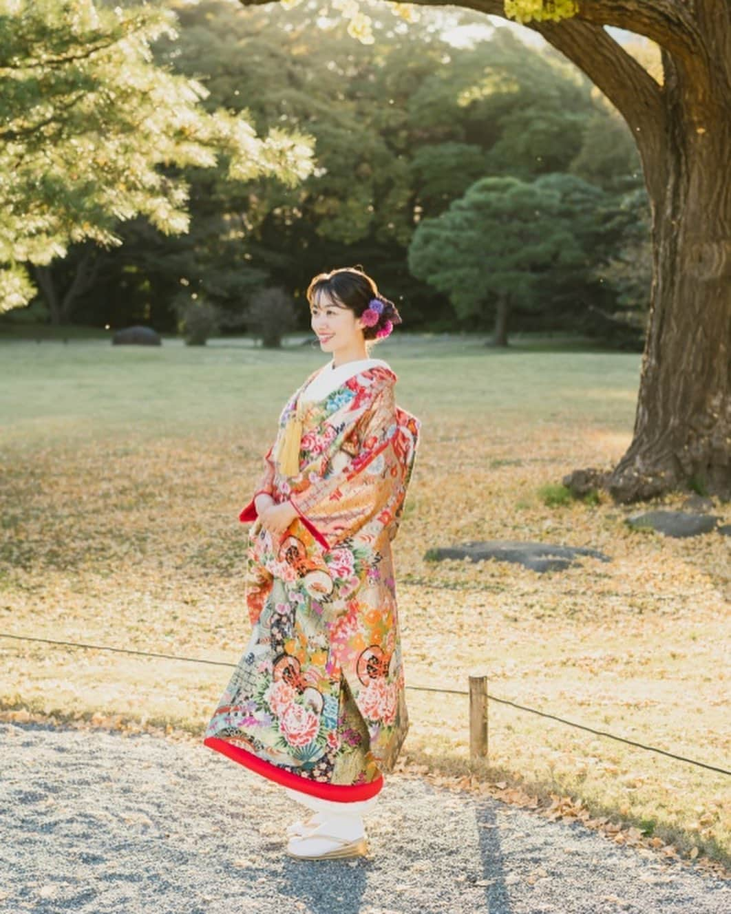 香山ひとみさんのインスタグラム写真 - (香山ひとみInstagram)「. 📸ワンスタイル @onestylewedding  👘ユミカツラ @yumikatsurajapan  特設プラン✨ ブライダルモデル撮影について ※撮影は一年ほど前になります  最後は、和装❣️ #浜離宮恩賜庭園  #浜離宮 にて。  江戸時代を代表する大名庭園であり 都内で１番の大きさを誇る和庭園。  大切な節目のときの結婚に、 季節感という最高の自然の演出が加わるだなんて、、なんて魅力的✨ 今回は夕暮れの時間帯に伺いましたが、西陽がすごく柔らかく注いできてとても綺麗でした。  ドレスのイメージが強い桂由美さんですが、 色打ち掛けにも感動で..🥺 鮮やかで繊細な刺繍がこれでもか！というくらい入っており、 羽織っただけで、自然と背筋が伸びる。 大切にしおらしく着たくなる。 自然と所作が上品に、 凛とした気持ちになる不思議なパワーをもつ和装でした👘✨  憧れの桂由美さんのドレス・和装を こうして身につけることができて、 とても光栄な1日でした✨ 本当に、綺麗な衣装だったな。  最後の数枚は、当日お世話になった皆様方と☺️🌿 どの投稿にも書いてしまっていますが、 ヘアメイク・カメラ・衣装それぞれの観点から、 美しくそして手際よく進行してもらえて、 プロの技が集結した1日。  フォトウェディング考えられている方も、 きっと安心感を持って、撮影に臨めるんじゃないかと感じました☺️💍✨  フォトウェディング/前撮りの際、 衣装は憧れのユミカツラを着て撮影をしたい！という方向けに、 特別に作られたプランなんだそう。 是非チェックしてみてください🥰 “YUMI KATSURA with ONESTYLE" https://weddingphoto.onestyle.co.jp/plan/yumi-katsura  #onestyle #onestylewedding #photowedding #bridalmodel  #ワンスタイル #ワンスタイルウェディング #フォトウェディング  #結婚式 #前撮り #結婚写真 #ロケーションフォト #ブライダルヘアメイク #ブライダルモデル #桂由美 #桂由美ドレス #桂由美ウェディングドレス #ユミカツラ　#yumikatsura #ウェディングドレス #和装 #色打ち掛け #色打ち掛けヘア #色打ち掛け前撮り #和装前撮り」7月12日 20時11分 - hitomi.k24