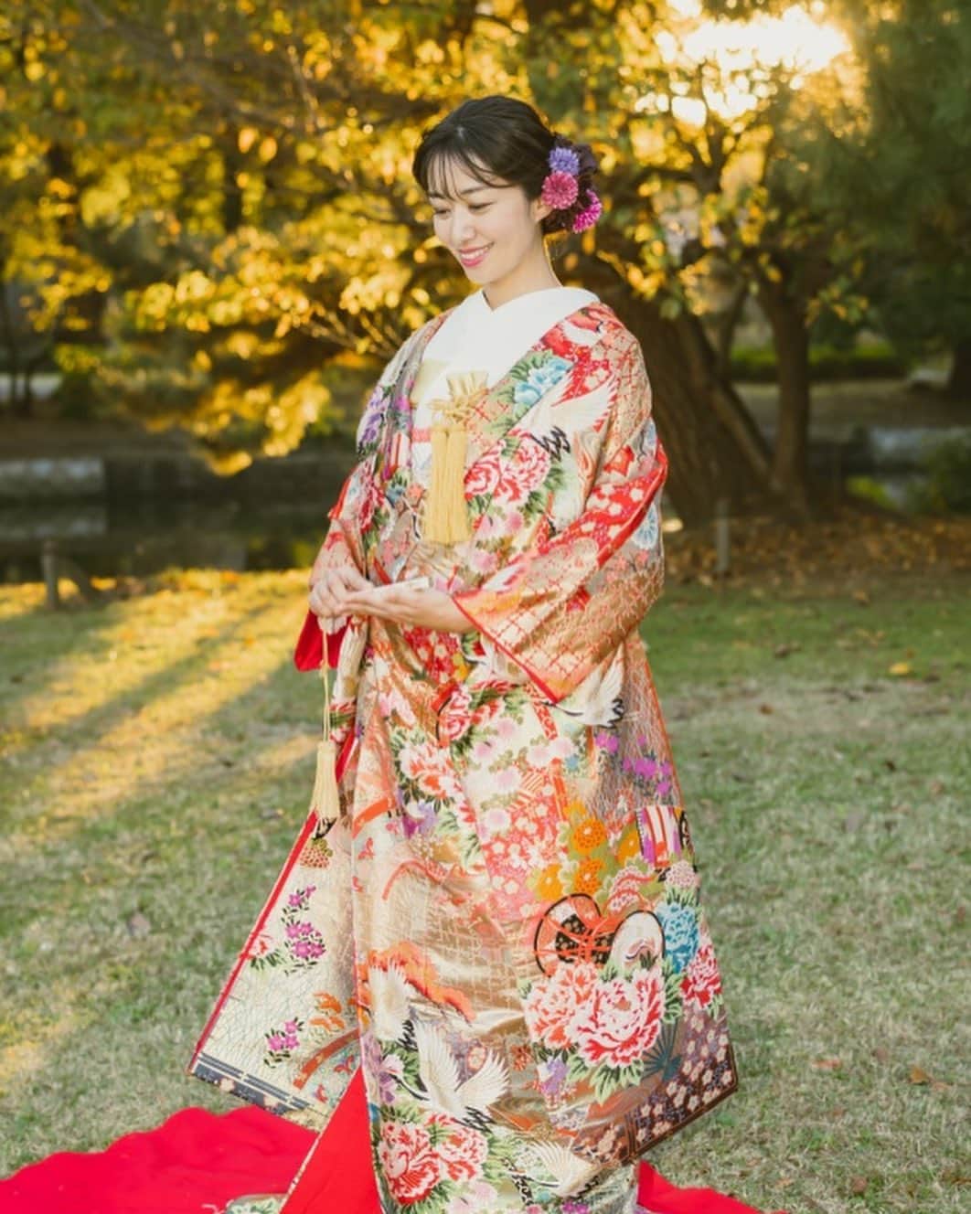 香山ひとみさんのインスタグラム写真 - (香山ひとみInstagram)「. 📸ワンスタイル @onestylewedding  👘ユミカツラ @yumikatsurajapan  特設プラン✨ ブライダルモデル撮影について ※撮影は一年ほど前になります  最後は、和装❣️ #浜離宮恩賜庭園  #浜離宮 にて。  江戸時代を代表する大名庭園であり 都内で１番の大きさを誇る和庭園。  大切な節目のときの結婚に、 季節感という最高の自然の演出が加わるだなんて、、なんて魅力的✨ 今回は夕暮れの時間帯に伺いましたが、西陽がすごく柔らかく注いできてとても綺麗でした。  ドレスのイメージが強い桂由美さんですが、 色打ち掛けにも感動で..🥺 鮮やかで繊細な刺繍がこれでもか！というくらい入っており、 羽織っただけで、自然と背筋が伸びる。 大切にしおらしく着たくなる。 自然と所作が上品に、 凛とした気持ちになる不思議なパワーをもつ和装でした👘✨  憧れの桂由美さんのドレス・和装を こうして身につけることができて、 とても光栄な1日でした✨ 本当に、綺麗な衣装だったな。  最後の数枚は、当日お世話になった皆様方と☺️🌿 どの投稿にも書いてしまっていますが、 ヘアメイク・カメラ・衣装それぞれの観点から、 美しくそして手際よく進行してもらえて、 プロの技が集結した1日。  フォトウェディング考えられている方も、 きっと安心感を持って、撮影に臨めるんじゃないかと感じました☺️💍✨  フォトウェディング/前撮りの際、 衣装は憧れのユミカツラを着て撮影をしたい！という方向けに、 特別に作られたプランなんだそう。 是非チェックしてみてください🥰 “YUMI KATSURA with ONESTYLE" https://weddingphoto.onestyle.co.jp/plan/yumi-katsura  #onestyle #onestylewedding #photowedding #bridalmodel  #ワンスタイル #ワンスタイルウェディング #フォトウェディング  #結婚式 #前撮り #結婚写真 #ロケーションフォト #ブライダルヘアメイク #ブライダルモデル #桂由美 #桂由美ドレス #桂由美ウェディングドレス #ユミカツラ　#yumikatsura #ウェディングドレス #和装 #色打ち掛け #色打ち掛けヘア #色打ち掛け前撮り #和装前撮り」7月12日 20時11分 - hitomi.k24