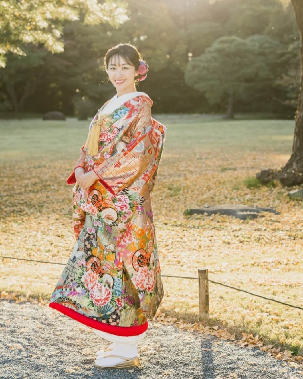 香山ひとみのインスタグラム：「. 📸ワンスタイル @onestylewedding  👘ユミカツラ @yumikatsurajapan  特設プラン✨ ブライダルモデル撮影について ※撮影は一年ほど前になります  最後は、和装❣️ #浜離宮恩賜庭園  #浜離宮 にて。  江戸時代を代表する大名庭園であり 都内で１番の大きさを誇る和庭園。  大切な節目のときの結婚に、 季節感という最高の自然の演出が加わるだなんて、、なんて魅力的✨ 今回は夕暮れの時間帯に伺いましたが、西陽がすごく柔らかく注いできてとても綺麗でした。  ドレスのイメージが強い桂由美さんですが、 色打ち掛けにも感動で..🥺 鮮やかで繊細な刺繍がこれでもか！というくらい入っており、 羽織っただけで、自然と背筋が伸びる。 大切にしおらしく着たくなる。 自然と所作が上品に、 凛とした気持ちになる不思議なパワーをもつ和装でした👘✨  憧れの桂由美さんのドレス・和装を こうして身につけることができて、 とても光栄な1日でした✨ 本当に、綺麗な衣装だったな。  最後の数枚は、当日お世話になった皆様方と☺️🌿 どの投稿にも書いてしまっていますが、 ヘアメイク・カメラ・衣装それぞれの観点から、 美しくそして手際よく進行してもらえて、 プロの技が集結した1日。  フォトウェディング考えられている方も、 きっと安心感を持って、撮影に臨めるんじゃないかと感じました☺️💍✨  フォトウェディング/前撮りの際、 衣装は憧れのユミカツラを着て撮影をしたい！という方向けに、 特別に作られたプランなんだそう。 是非チェックしてみてください🥰 “YUMI KATSURA with ONESTYLE" https://weddingphoto.onestyle.co.jp/plan/yumi-katsura  #onestyle #onestylewedding #photowedding #bridalmodel  #ワンスタイル #ワンスタイルウェディング #フォトウェディング  #結婚式 #前撮り #結婚写真 #ロケーションフォト #ブライダルヘアメイク #ブライダルモデル #桂由美 #桂由美ドレス #桂由美ウェディングドレス #ユミカツラ　#yumikatsura #ウェディングドレス #和装 #色打ち掛け #色打ち掛けヘア #色打ち掛け前撮り #和装前撮り」