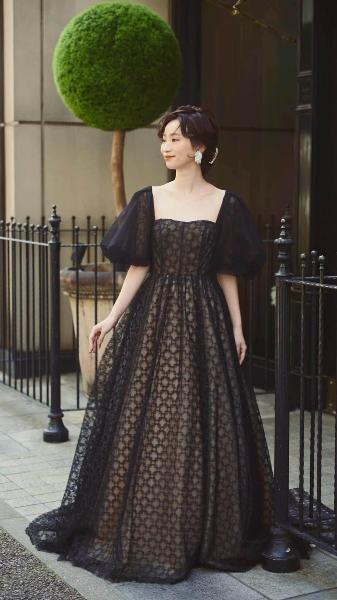 JUNOのインスタグラム：「Black color dress.  デコルテを美しく見せるネックラインや 唯一無二のレースの繊細で軽やかな質感が 魅力のブラックドレス。  パールのモダンなデザインの アクセサリーを合わせて シックでより自分らしい着こなしを楽しんで🕊  Dress.04-12206  Special thanks. Video @shuhei_inokuchi  Hair&Makeup @fugee_bridal @sachiko_fugee  Model @misaki_yoshida_  Location @juno_tenjin」