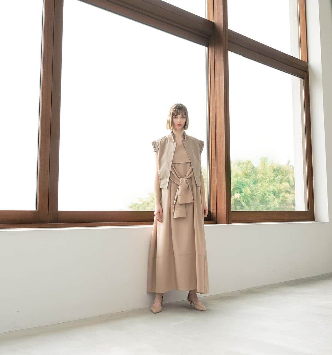 アディアムのインスタグラム：「Summer neutrals. Relaxed fit, soft fabrics, and timeless silhouettes. Discover the #ADEAM Pre-Fall 2023 summer styles at the link in bio.」