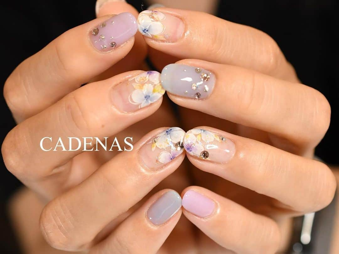 Yuka Maeda ::manicurelistのインスタグラム：「うるっうるの爽やかカラーに🧚‍♀️  . Salon data▼ ＝＝＝＝＝＝＝＝＝＝＝＝＝＝＝＝＝＝＝＝ . CADENAS -nail eyelash salon- ●Nail artist  @yuka.maeda  @yuki_cadenas @mai_cadenas ●eyelash　@cadenaseyelash  ゲストに愛と感動を…♡ . 【 LINE ＠cadenas 】 ご予約/お問い合わせはLINEよりお気軽に🤲 ▶︎▶︎#cadenasnail デザインアップしてます♡  price…★⭐︎Instagram特別キャンペーン中⭐︎★ . 「インスタ見たよ👀」と LINEからご予約で特別プライス7500円！！ . ※ご新規様限定 ※キャラクターや特殊なエレメント等のみ 別途料金いただく場合ございます🙇🏻‍♀️ . . price…初回8000円（オフ込み） access…大阪市北区堂山町16-1  中崎町駅  徒歩5分 /  梅田駅  徒歩6分 . tel… 06-4792-8617 ＝＝＝＝＝＝＝＝＝＝＝＝＝＝＝＝＝＝＝＝ . . .  #中崎町ネイル #梅田ネイルサロン #大阪ネイルサロン #関西ネイルサロン #インスタネイル #instanails #instanail #インクネイル #ネイルサンプル #ブルーネイル #ネイルブック #7月ネイル #ネイルチェンジ #今月のネイル #にゅーねいる #summernails #サマーネイル  #押し花ネイル #梅雨ネイル #네일아트 #네일스타그램 #귀여운네일 #무광네일  #夏ネイル #purplenails #スプリングネイル #cadenasyuka  #cadenasnail #nailsdesign」