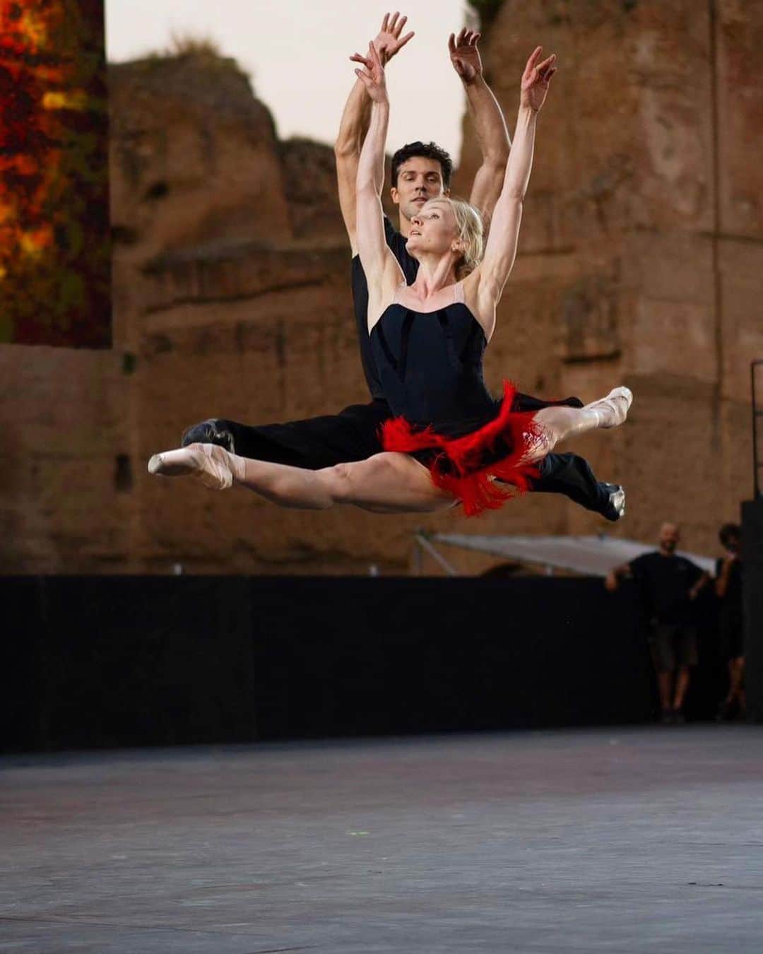 ロベルト・ボッレのインスタグラム：「Posted @withregram • @__melissahamilton The @robertobolle and Friends Summer tour got off to an amazing start last night in Rome 🇮🇹💥 . ~ It is always so wonderful to be a part of these shows and exciting this year to be dancing three new pieces during the tour with the man himself @robertobolle 😍❤️. ~ Tonight and tomorrow in Infra @studiowaynemcgregor and Alma Porteña @ermeneleutico with @alessandroquartaofficial 🎻🔥 at #termedicaracalla . ~ 📸 Rehearsal images @dancersdiary #bolletour2023 #robertobolleandfriends」