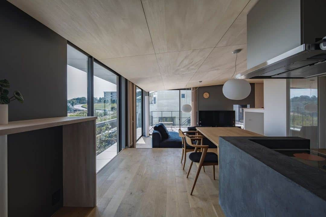 4E.okuwada architects officeのインスタグラム：「. [ house in Ube ] use : residence loc : Yamaguchi pref design: @okuwada_architects photo : keishiro yamada   #living #kitchendesign #勾配天井 #木質調 #開放感のある家 #建築家とつくる家 #建築家 #設計事務所 #奥和田健建築設計事務所 #okuwada_architects_office」