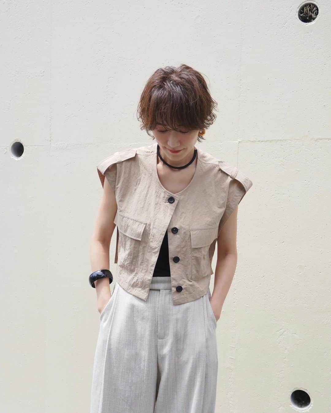 のインスタグラム：「暑すぎて我慢できなくて今すぐ切りたくなっちゃって、いつもと違う美容院でバッサリ✂️  襟足はちょっとだけ残してもらいました😚  インスタ見ててショートヘアが可愛いなーと思ってホットペッパー見たらたまたま空いてて♡ 担当は @keiko00000 さんでした✂️  .  #ヘアスタイル #ショートヘア #アラフォーショート #アラフォーヘア #マッシュショート #マッシュショートヘア」