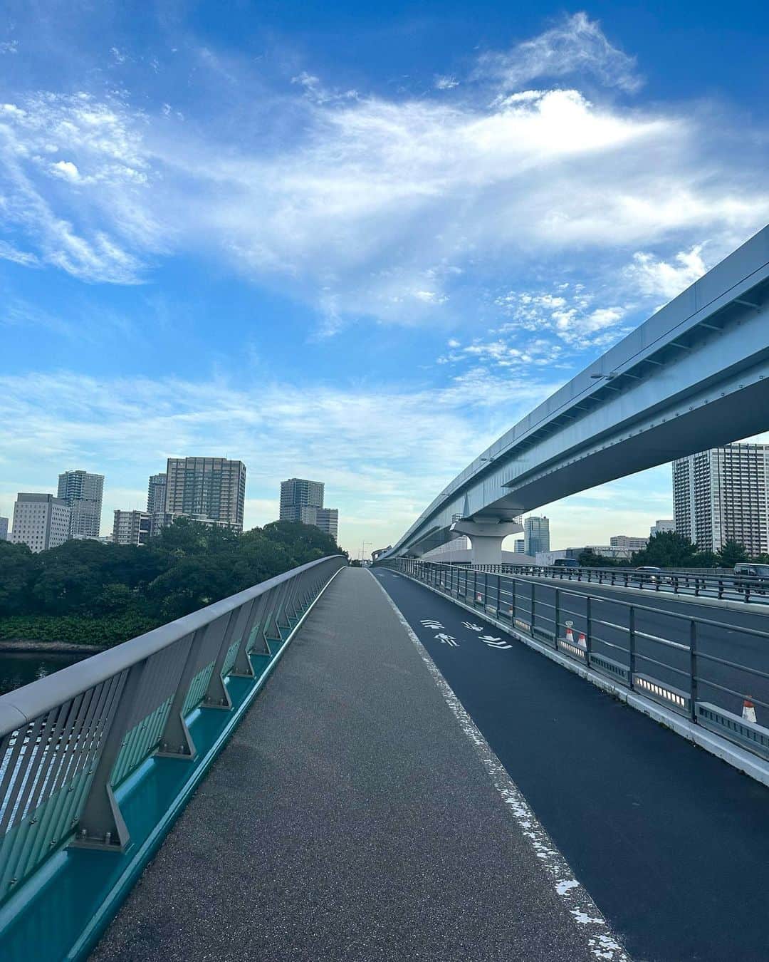 のインスタグラム：「.  道を間違えたけど ステキな景色みれて嬉しかった日☁️  #beyooooonds #前田こころ」