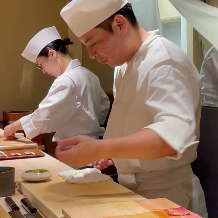 乾雅人のインスタグラム：「鮨むらやま@銀座 銀座のど真ん中のビル5階から7階へ移転。5階は女性のお弟子さんが握る「離れ 好雪別処」となった。 ミシュランの星を獲得されて益々ご活躍の村山さん つまみの華麗さ、握りの絶妙、カウンターの雰囲気、どれも格別だ。 ありがとうございました。 @sushi_murayama」