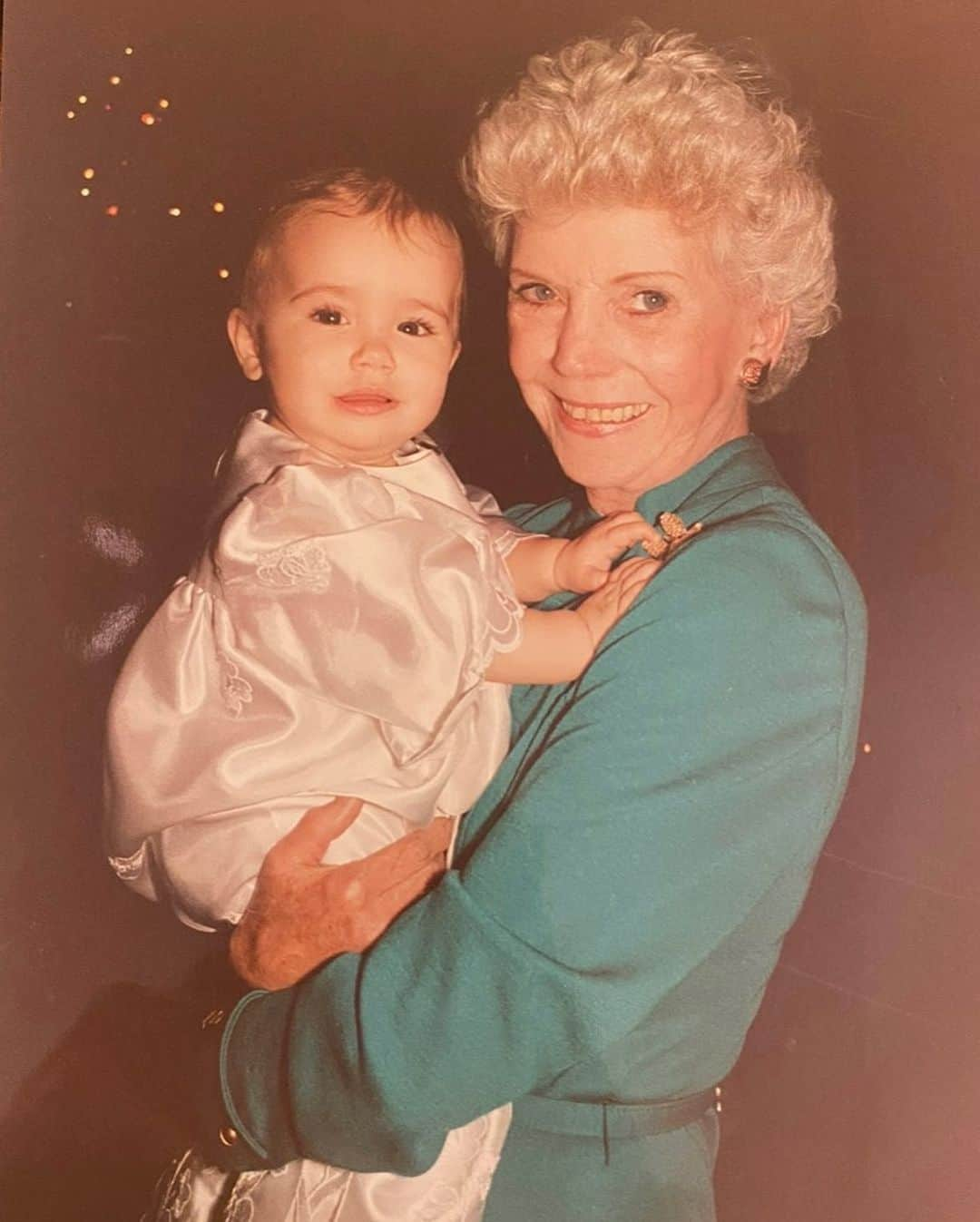 リリー・コリンズのインスタグラム：「Happy birthday Nannie. It seems the older I get, the more I miss you. I think of you everyday and hope you’re happy dancing up there. I know you’re always with me. Love you so so much…」