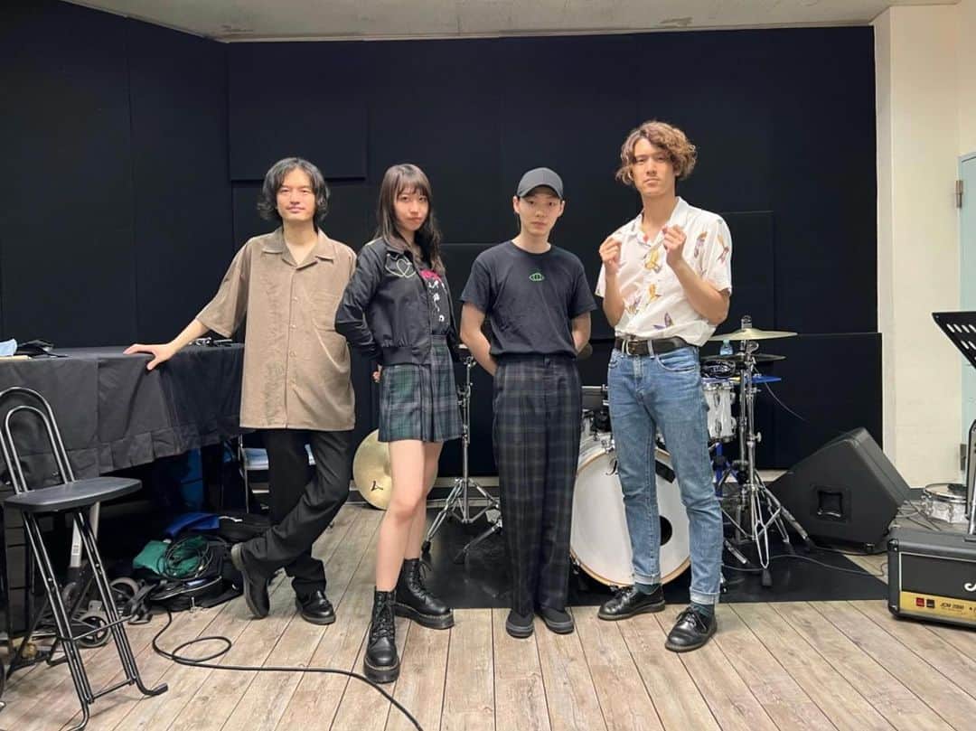 XAI（サイ）のインスタグラム：「7/26ワンマンライブ「TO THE MOTHERSHIP.」に向けてリハーサル！だいぶ仕上がってきて、すごくいい感じです❤️‍🔥ワクワク！  ご一緒してくださるミュージシャンの皆さまと！ Guitar.亀本寛貴さん(from GLIM SPANKY) Bass.早川知輝さん(from DATS) Drums.大井一彌さん(from DATS, yahyel)  #XAILIVE」