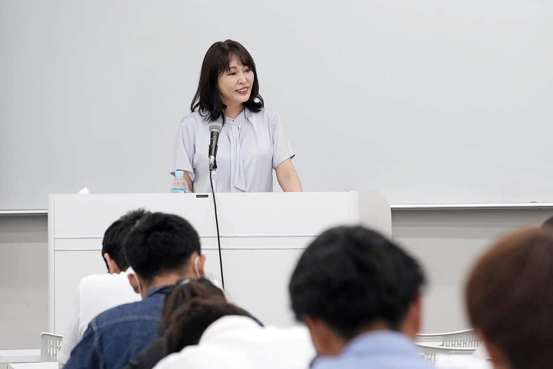 森まさこのインスタグラム：「子どもたちが可愛すぎるwww  毎年恒例、大学での講義。 政治経済学部の2年生。 なんと、今年は、娘の年齢が追いついた！ うちの娘とほぼ同い年の生徒たちを前にすると、もう可愛くて、可愛くて、、、 とはいえ、60分間の講義で当てまくりました！ 学生たちも必死でついてきてくれて、QAタイムにも手がたくさん上がりました。 本当にありがとう。」